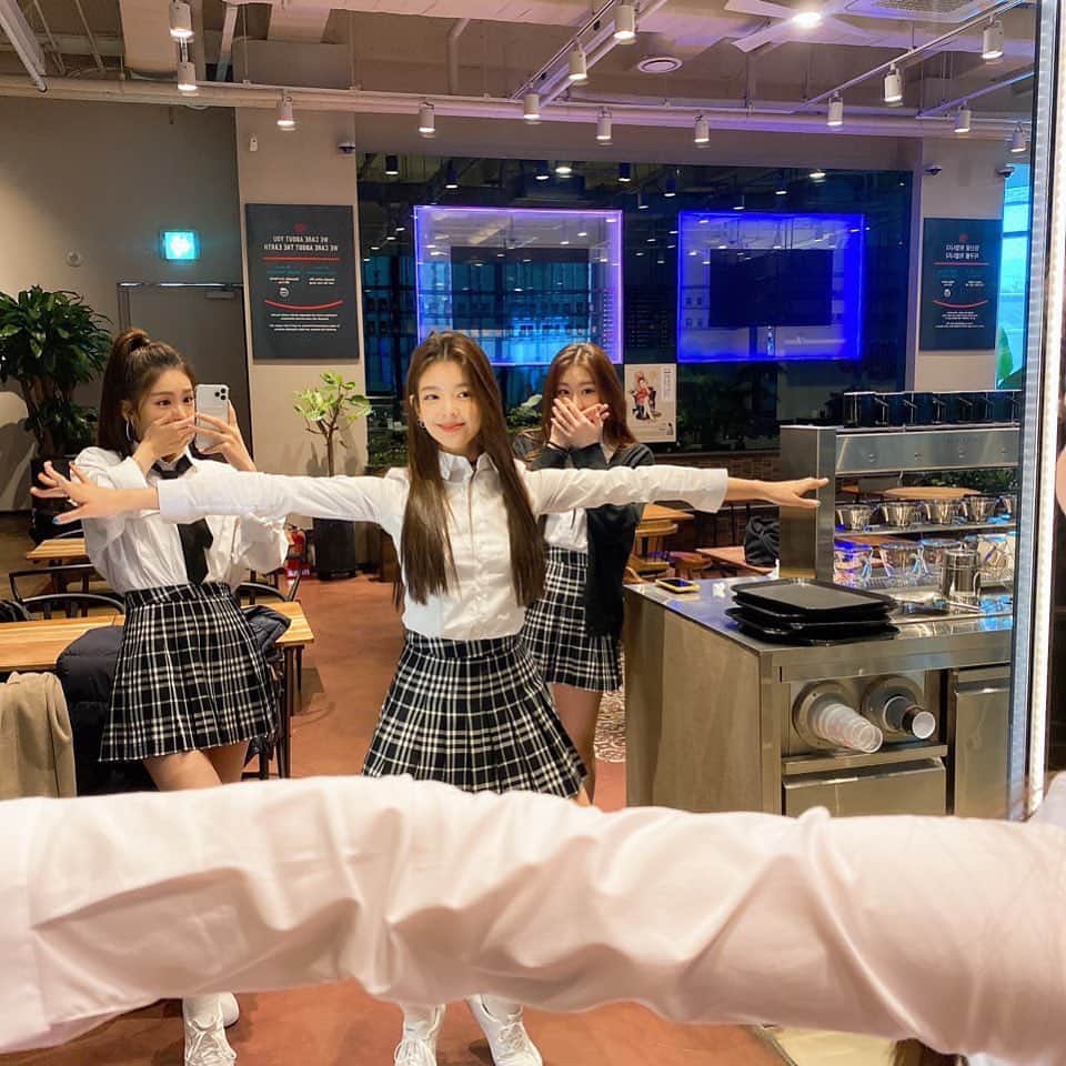ITZYさんのインスタグラム写真 - (ITZYInstagram)「missing my long hair?? Yes/No」12月17日 19時20分 - itzy.all.in.us