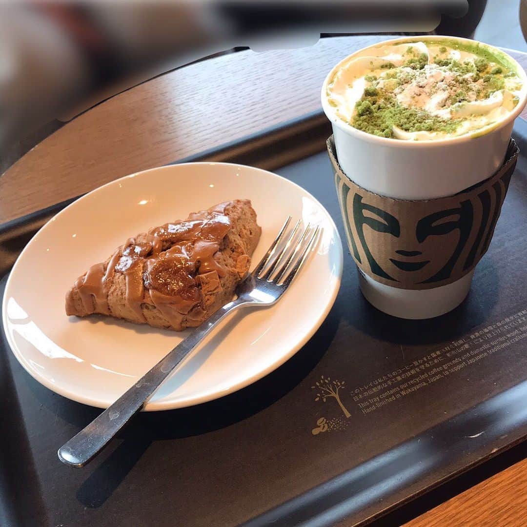 太田雫さんのインスタグラム写真 - (太田雫Instagram)「・ スタバの新作 『抹茶×抹茶ホワイトチョコレート』を、ちょっと前に飲んだよ~☕︎ ・ 程よい甘さで飲みやすくて美味しかったです❕ ・ ・ 隣にあるのは、『キャラメルトフィースコーン』だよ🍪 ・ これもまた美味しかった~☺︎ ・ #ニコラ#太田雫 #スタバ#スターバックスコーヒー#Starbuckscoffee#抹茶#新作#キャラメルトフィースコーン#美味しい ※ マスクは撮影した時だけ外してます」12月17日 19時20分 - _shizukuota