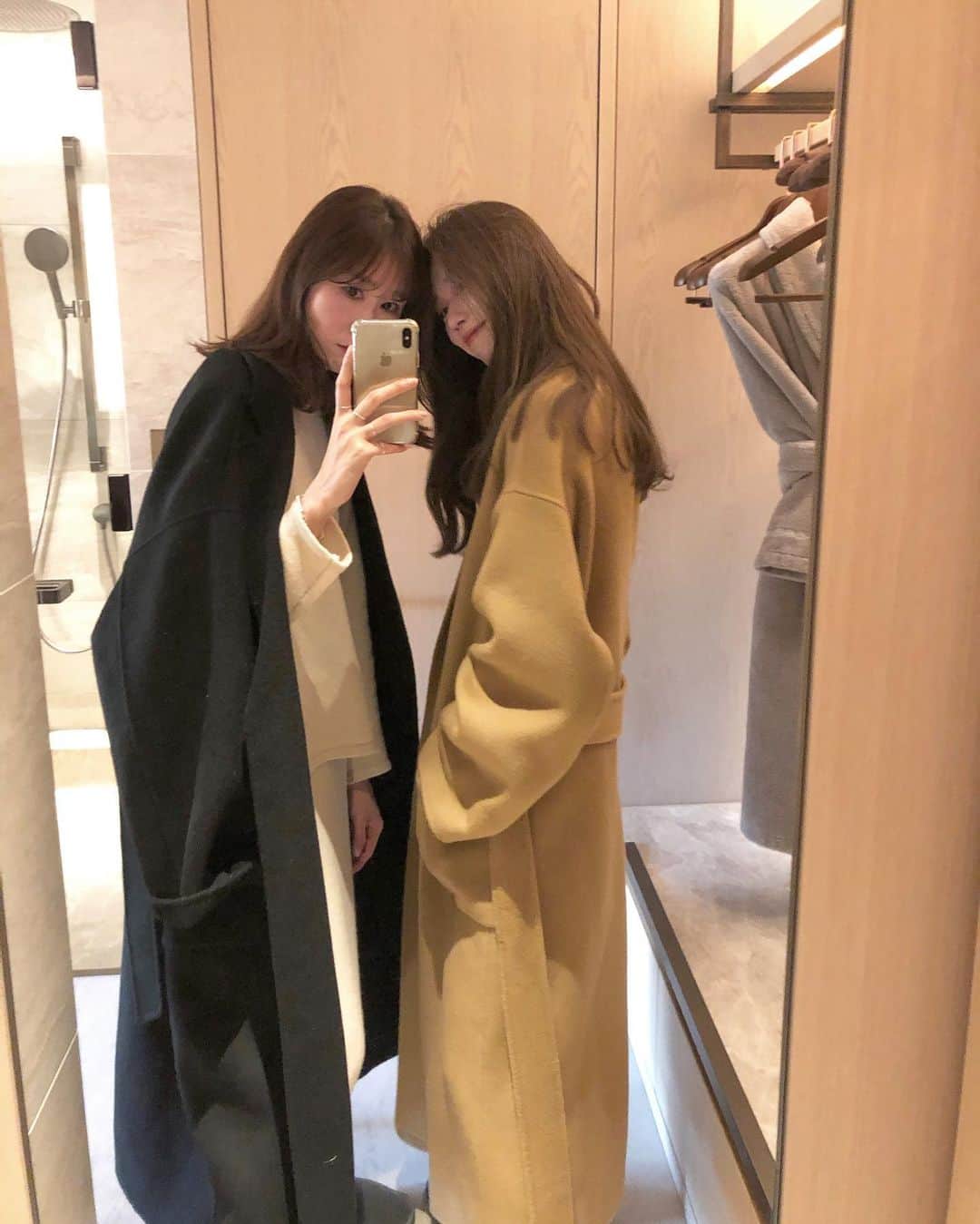 i am aiのインスタグラム：「🧥🗞🛋🤎 ㅤㅤㅤㅤㅤㅤㅤㅤㅤㅤㅤㅤㅤ とってもお気に入りのコート。 キャメルは毎年なんだかんだ買い足してしまう😦❤️ ブラックはロングタイプで やっとすきな形に出会えました🕶 ㅤㅤㅤㅤㅤㅤㅤㅤㅤㅤㅤㅤㅤ 気分でおねちゃんとかえっこします❕ ✔︎販売は明日start. ㅤㅤㅤㅤㅤㅤㅤㅤㅤㅤㅤㅤㅤ #shoponpon (色調整間違えちゃってアーカイブ入れちゃいました ユッピさんのコメント嬉しくて泣きます。😭🤍)」