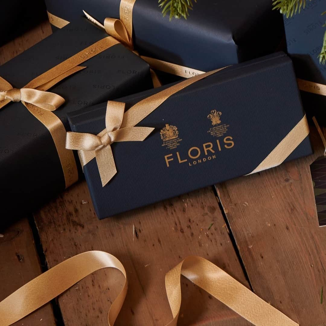 フローリスさんのインスタグラム写真 - (フローリスInstagram)「Get Christmas all wrapped up. Order before midnight tomorrow, Friday 18th for UK and US Christmas Delivery.⠀ ⠀ #FlorisLondon #AllWrappedUp #ComplimentaryGiftWrapping #GiftWrapping #LuxuryPerfume #PerfumeGifts #LuxuryFragrance #UnderTheTree #GiftWrap #ChristmasAtFloris」12月17日 19時28分 - florislondon