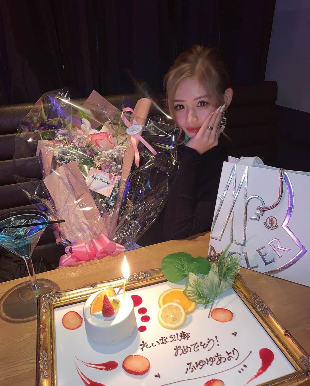 REINAのインスタグラム：「サプライズ嬉しいすぎたわありがとうね🥺💓 #my  #birthday  #happy  #flower  #cake  #friend  #likesforlike  #love」