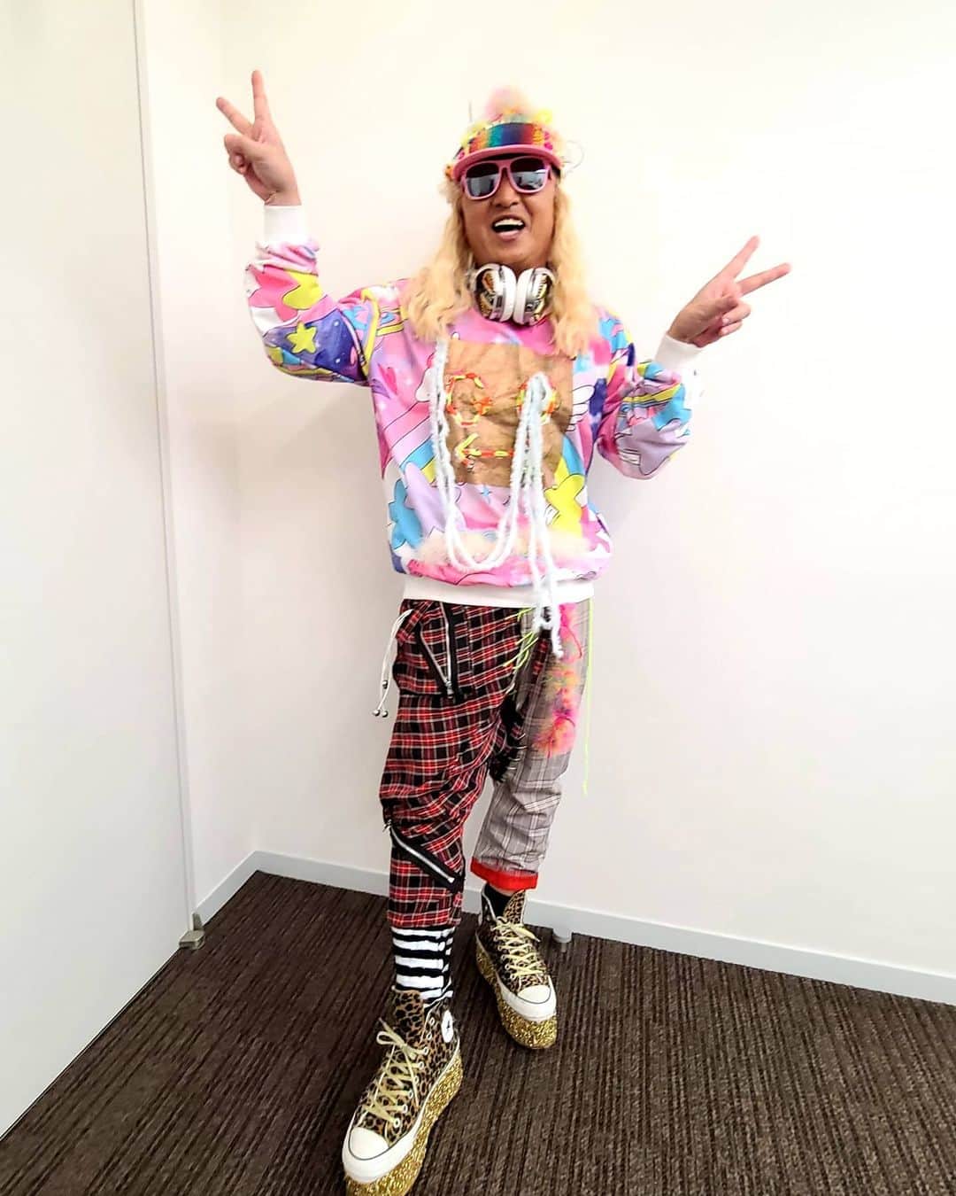 のインスタグラム：「#コーディネートはKOOディネート ！！  #AbemaTV #みえる で着用！！ #japunksnotdead さんの1点モノです！！テか、これ僕の他に誰が着るんだろう！？それなー！！ #DJKOO」