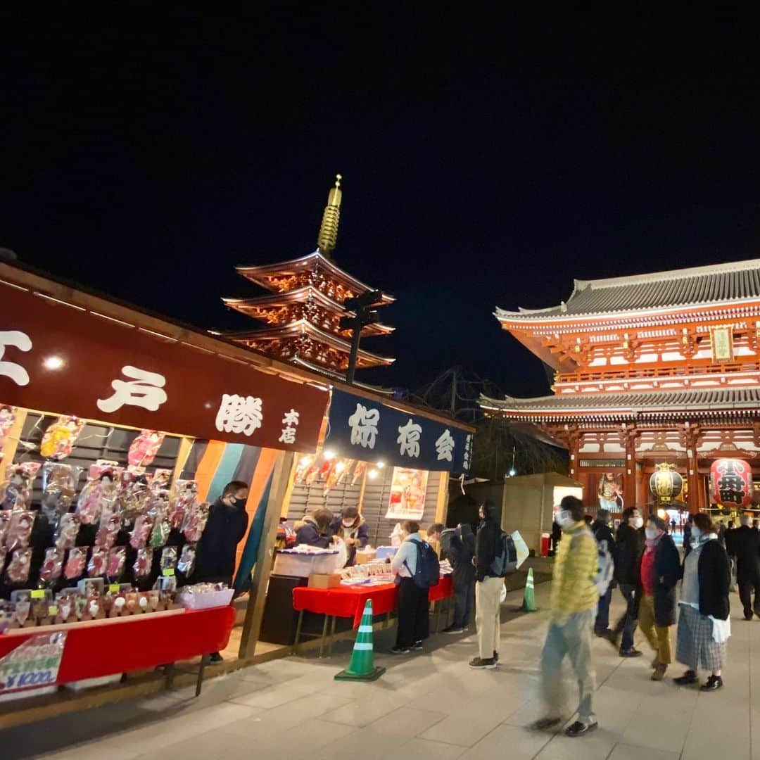 km観光タクシーさんのインスタグラム写真 - (km観光タクシーInstagram)「Sensoji Asakusa  #tokyodrive #tokyotrip #tokyotour #tokyosightseeing #tokyolife #tokyonow #tokyotravel #thingstodointokyo #mytokyois #thingstodoinjapan  #tokyotourism #観光タクシー #kmタクシー  #東京観光タクシー #kmtaxi #tokyotokyo #20cheersfortokyo #羽子板市」12月17日 19時28分 - tokyodrive.jp