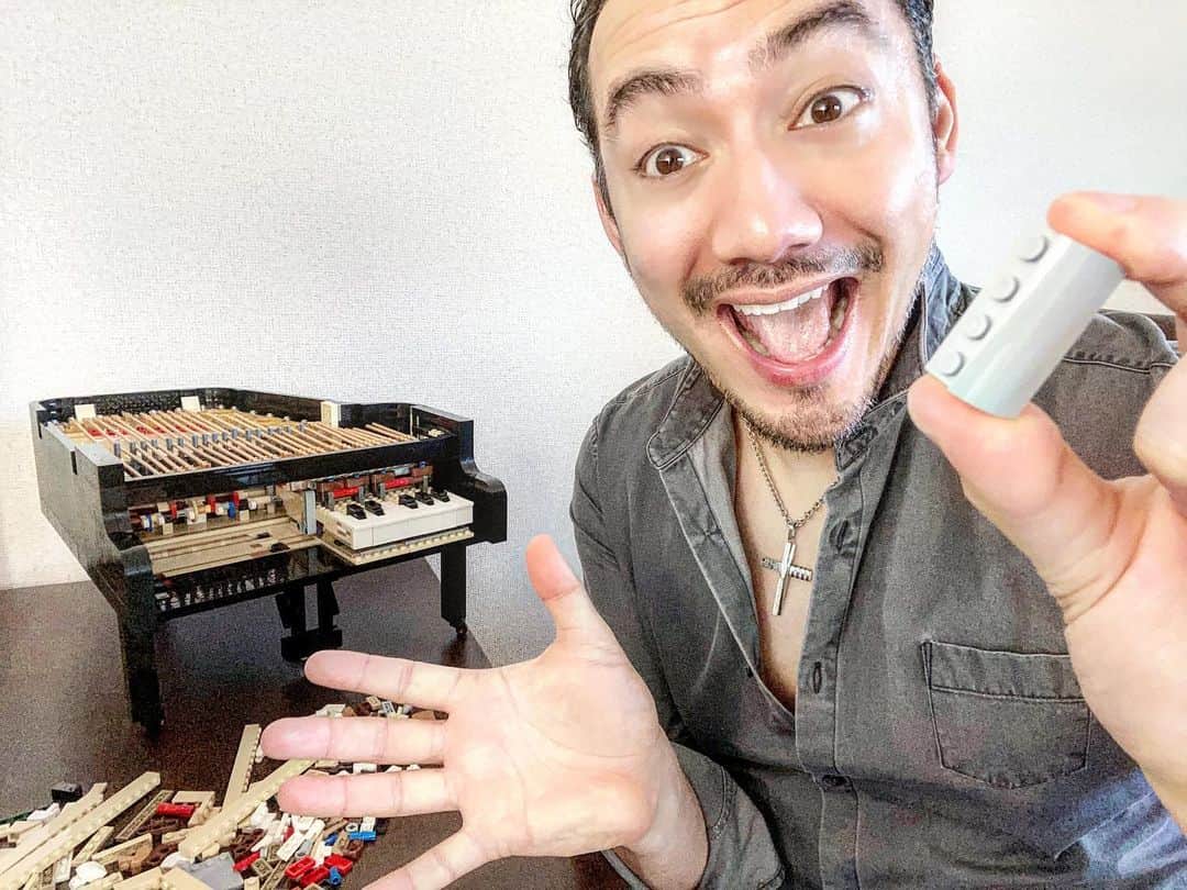 のインスタグラム：「Enjoying LEGO IDEAS "Grand Piano"!!! Cool!👍 マンマミーア！面白い！最近大人のレゴにハマっている！ グランドピアノを組み立てて、リラックスしている～♪ 自分の時間って大事ですね😌(笑) しかも今のレゴは本当に進化し過ぎだな～！感動！ これはクリスマスプレゼントにもちょうど良いかもよ！🎁  #LEGO #LEGOJAPAN #PR #レゴ #大人のレゴ #グランドピアノ #LEGOideas #grandpiano #pianoforte #凄い #ベリッシモ #料理研究家 #ピアノ #お洒落 #クリスマスプレゼント #これでモテる #francescobellissimo」
