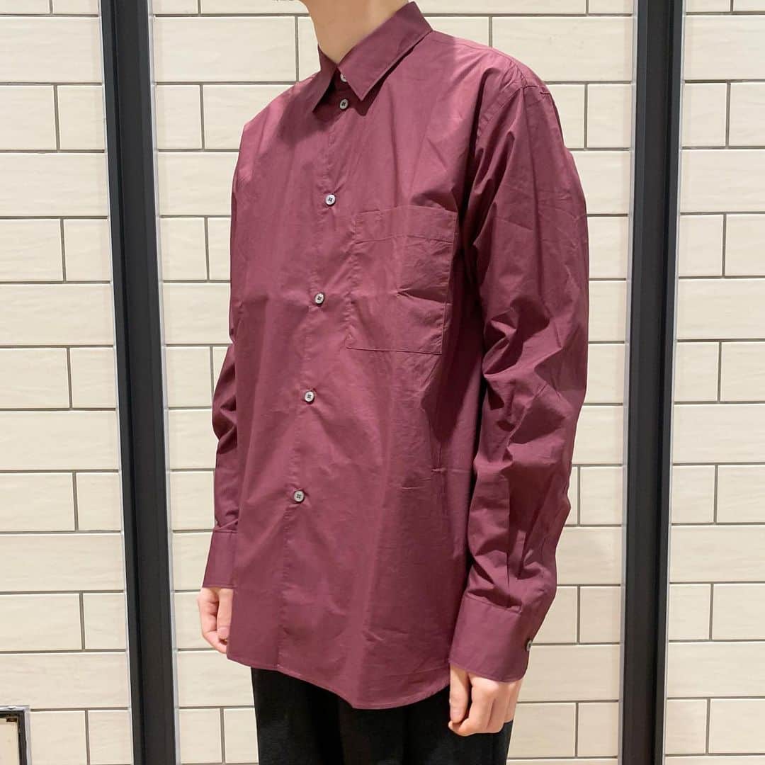 のインスタグラム：「20FW collection styling…  shirts @studionicholson  col BEETROOT ¥39,000+tax  お取り扱い店舗﻿ ◾︎ROSSO ミント神戸店﻿ Tel : 050-2017-9117 ◾︎ROSSO ソラリアプラザ福岡店﻿ Tel : 050-2017-9119 ﻿  ※この商品は店舗通販可能です。 ※上記店舗のみでのお取り扱いにつき、お問い合わせにつきましても上記の店舗までお願い致します。﻿ ﻿ ﻿ #urbanresearchrossomen﻿ #rossomen﻿ #urbanresearch﻿ #studionicholson  #frankleder #urbanresearchrosso_kobe﻿ #urbanresearchrosso_fukuoka」