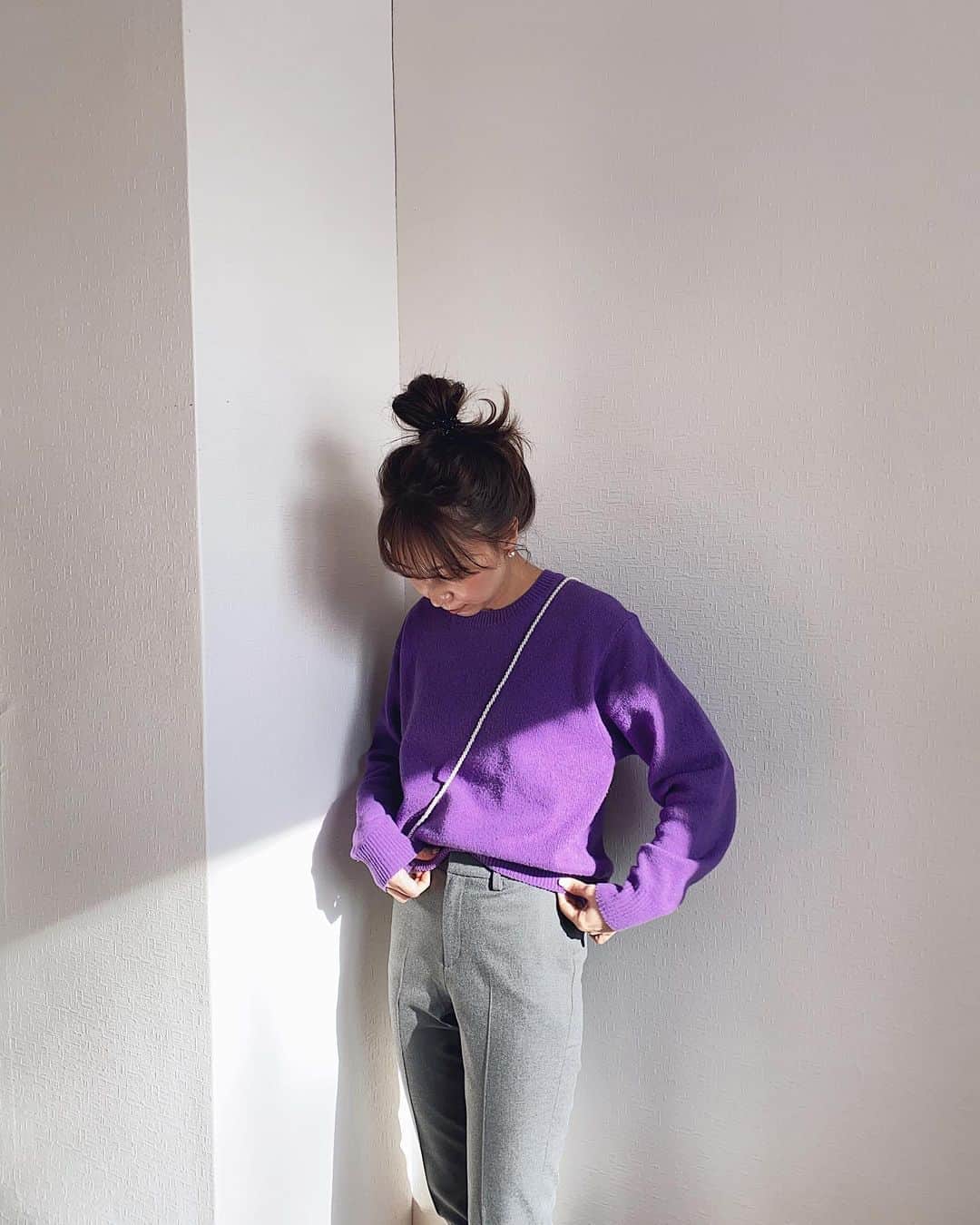 rats1316のインスタグラム：「・ 上下 @uniqlo_jp 🌈 このパンツ何故もっと早く買わなかったのかと思うくらい良き◎ ヒートテックだから暖かいし、シルエットも綺麗◎ #ヒートテックスマートスリムストレートパンツ  私はサイズ58を履いています💁🏻‍♀️ ・ ・ ・ #ロングパールネックレスの斜めがけははたしてこれで正解なのか？ ・ ・ ・ #ママ#ママコーデ#ママファッション#code #ootd#outfit#mamagirl#北海道ママ#札幌ママ#三児の母#お洒落さんと繋がりたい#プチプラコーデ#今日のコーデ#ママライフ#ロカリ#スナップミー#mineby3mootd#ponte_fashion#きょコ#今日の服#大人カジュアル#主婦#男の子ママ」