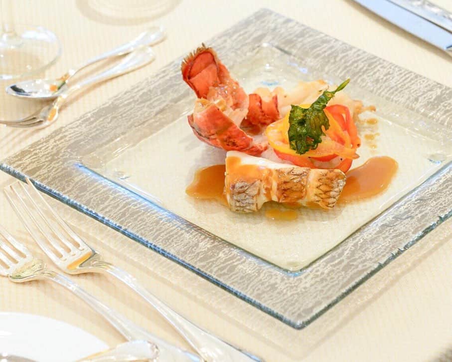 のインスタグラム：「#スマ婚 の提携会場で提供しているお料理をご紹介🍽  スマ婚では、提携会場ごとにスマ婚オリジナルの メニューをご用意しております🥂  それぞれの会場のメニュー内容は スマ婚の無料相談で会場とともにご紹介☺✨  Instagramでも#スマ婚レポ として これからご紹介してまいりますね🥰💡  ・・・ スマ婚は 「日本中の結婚式を、安く、美しく」をコンセプトに 安く上質な結婚式が挙げられるプロデュースサービスです🕊  お問い合わせは @smakon_official  プロフィールTOPのURLよりご連絡いただくか お気軽にお電話ください☎  #スマ婚 #結婚式 #プレ花嫁 #式場探し #式場迷子 #ブライダル #プレ花嫁準備 #結婚式準備 #披露宴演出 #結婚式場選び #プレ花嫁さんと繋がりたい #全国の花嫁さんと繋がりたい #2020秋婚 #2020冬婚 #2021春婚 #2021夏婚 #2021秋婚 #関東花嫁 #東海花嫁 #関西花嫁 #スマ婚花嫁 #スマ婚レポ #卒花嫁レポ #結婚式準備レポ #卒花レポ #ウェディング #スマ婚料理 #結婚式料理 #結婚式料理メニュー」