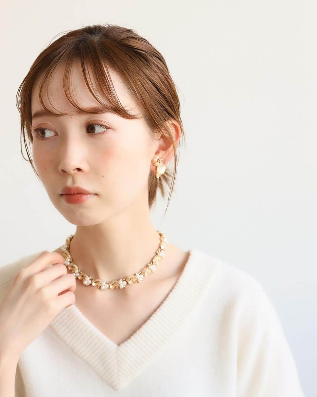 のインスタグラム：「💎わたしだけのVintage Item💎 心が躍るホリデーシーズンの到来🎄🎁⭐️激動の1年を乗り越え、1年の締めくくりに自分自身や大切な人へ、 素敵なアイテムを贈ってみてはいかがでしょうか。﻿ ﻿ 💫Vintage Accessory💫﻿ ﻿ 新品には出せない味わいと深みのある華やかさが魅力的なヴィンテージアクセサリー。大ぶりなデザインやインパクトのあるものが多く、コーディネイトのアクセントになります。存在感のあるアクセサリーは、一点取り入れるだけでぐっとメリハリのあるスタイリングに仕上がり、いつもとは違った魅力を放ちます。同じものを見つけるのが難しいヴィンテージアクセサリーなので、気に入ったものがあったらお早めに。﻿ ﻿ ﻿ ✔️ TRIFARI ネックレス﻿ ¥30,800税込﻿ ﻿ ✔️ TRIFARI イヤリング﻿ ¥13,200税込﻿ ﻿ ✔️ Vintage Nacklace﻿ ¥16,500税込﻿ ﻿ ✔️ Vintage Earring﻿ ¥8,800税込﻿ ﻿ ﻿ ※Vintage accessoryはオンラインストア、丸の内店にてお取り扱い中です。﻿ ※Vintage商品はほとんどが一点ものとなります。予めご了承ください。﻿ ﻿ 🔔「はれこさんが挑戦！わたしだけのVintage Item」特集を公開中❣️﻿ トップページのURLからチェック♬﻿ ﻿ ﻿ #hirob#baycrews#baycrewsstore#watch#casualwatch#simple#antique#vintage#ヒロブ#ベイクルーズ#ベイクルーズストア#時計#腕時計#ウォッチ#カジュアルウォッチ#アンティーク#ビンテージ#ヴィンテージ#アンティークウォッチ#ビンテージウォッチ#vintageaccessory#ヴィンテージアクセサリー#accessory#アクセサリー#necklace#ネックレス#earring#イヤリング#自分へのご褒美 ﻿ ﻿」