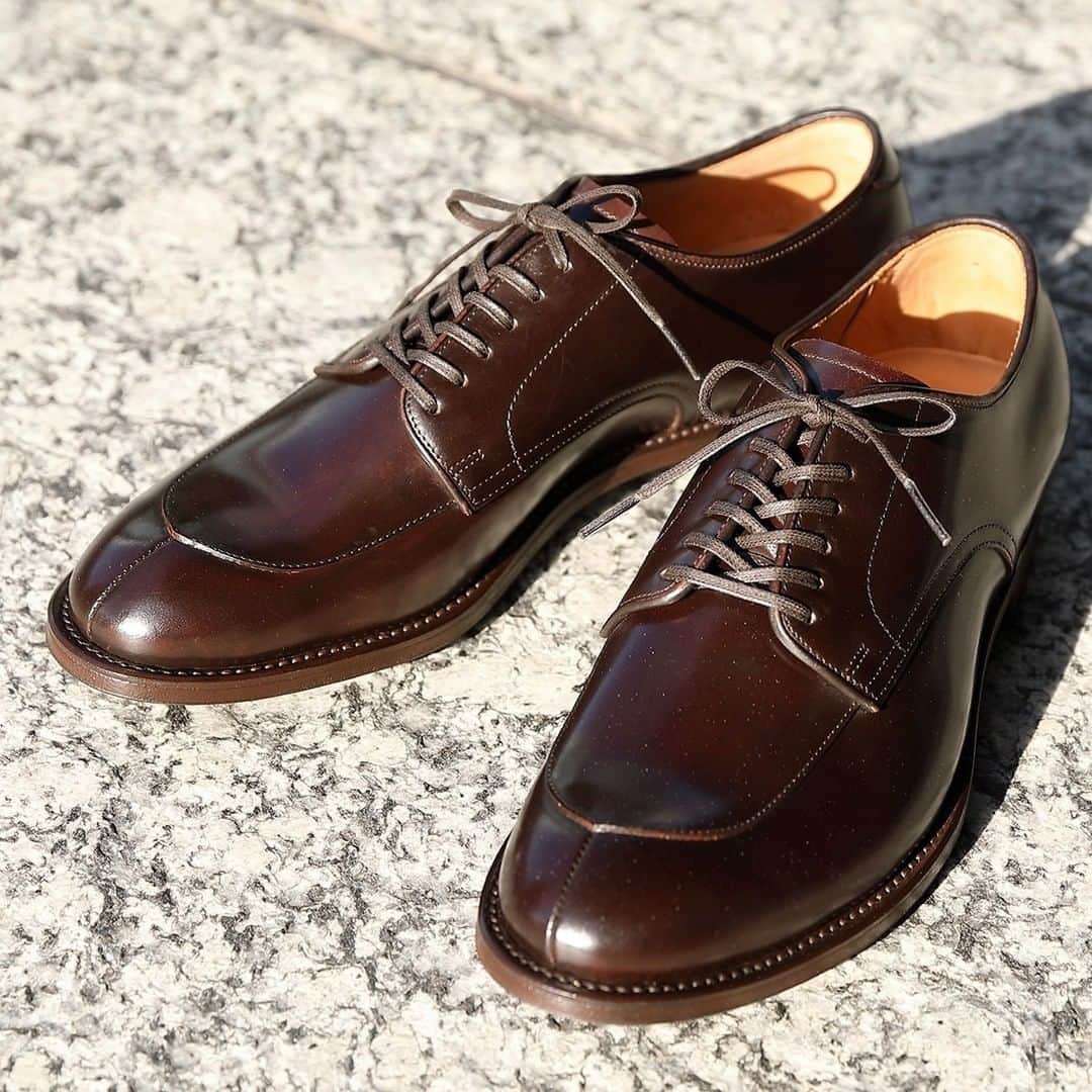 Factelier(ファクトリエ)さんのインスタグラム写真 - (Factelier(ファクトリエ)Instagram)「【"幻の革"コードバン。職人の手作業で作る贅沢すぎるUチップ】  東京の革靴工場「コンパス」の “職人の手作業”による革靴作りの粋を 集めたUチップ。  「九分仕立て」と呼ばれる グッドイヤーウェルトの元になった製法で 作る革靴は、手作業ならではの足にしっくりくる 履き心地と、美しいラインが魅力です。  素材に「幻の革」と呼ばれる 馬革「コードバン」を使用しており、 非常に贅沢な1足です。 (お尻の革ですので、1頭から2枚しか 採れないんです…！)  コードバン層の組織は、牛革の数倍の 密度できめ細かく絡み合っているため、 軽量さと強靭さを合わせもっています。  長年使い込むほどに光沢と深い味わいが 生まれていきますよ。  しかも、このUチップに採用したのは ただのコードバンではなく、業界でも 一目置かれる存在である「レーデルオガワ」の コードバンです。  フォーマル過ぎずカジュアル過ぎない、 様々なシーンで履いていただける、 まさに相棒と呼ぶにふさわしい1足です。 .　 . ー語れるもので日々を豊かにー ファクトリエはメイドインジャパンの工場直結ファッションブランドです。 職人の情熱と最高の技術がつまった、人に語りたくなるものを長く大切に使ってもらいたい、そんな想いと共に語れる本物をお届けします。  ⇓アカウントはこちら⇓ @factelier . . #ファクトリエ #factelier #メイドインジャパン #ベーシック #ベーシックコーデ　#シンプルファッション #シンプルコーディネート #大人コーディネート #大人ファッション #大人スタイル #大人カジュアルスタイル #きれいめファッション #きれいめカジュアル	#きれいめスタイル #革製品 #ビジネスシューズ #レザーシューズ #コードバン #コードバンシューズ #レーデルオガワ #グッドイヤーウェルト製法 #グッドイヤーウェルト #九分仕立て #ミニマルデザイン #ビジカジ #ビジネスカジュアル #ビジネススタイル #良いものを長く #クラフトマンシップ #語れるもので日々を豊かに」12月17日 19時33分 - factelier