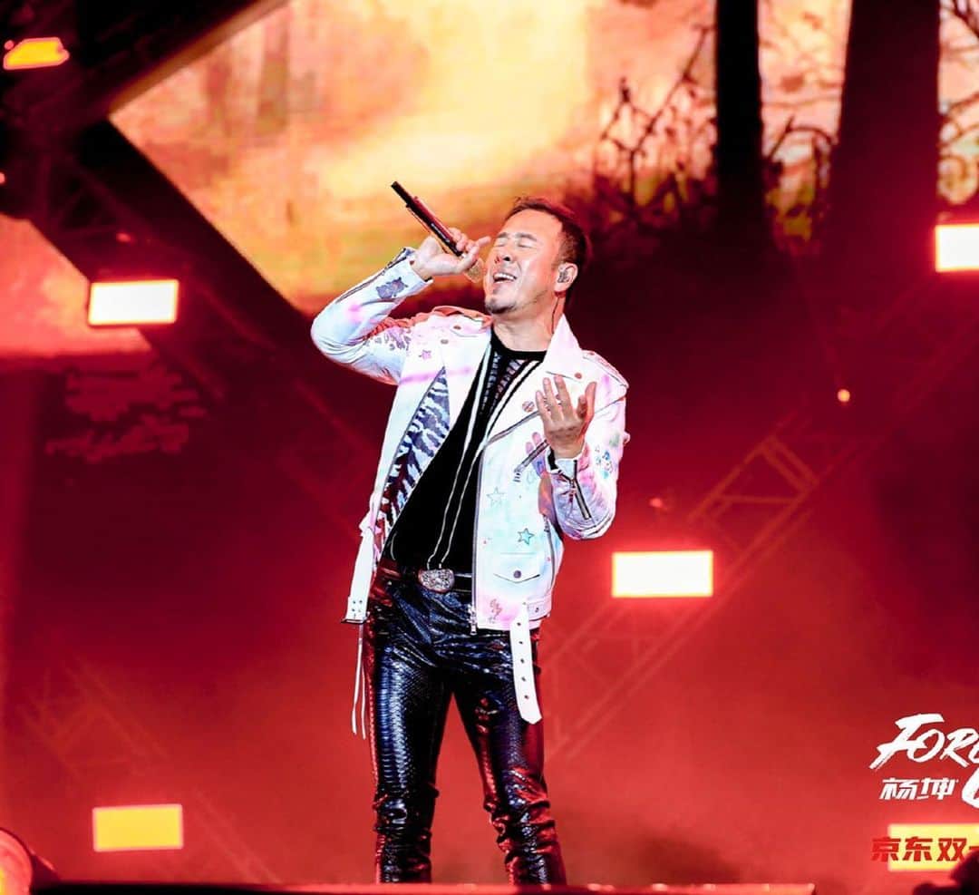 布袋寅泰さんのインスタグラム写真 - (布袋寅泰Instagram)「ヤンクンが北京のライブでアルバム「Soul to soul」収録曲”BoomBoomBoom”を歌唱し1万人のオーディエンスが熱狂したとの報告がありました！いつか同じステージに立つその日を心から楽しみにしています🇯🇵🇨🇳 #yangkun #布袋寅泰 #杨坤 #boomboomboom」12月17日 19時35分 - hotei_official