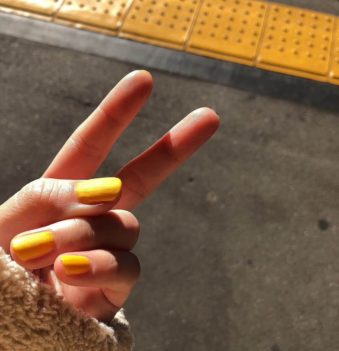 黒田絢子さんのインスタグラム写真 - (黒田絢子Instagram)「✌️。 心に元気を💛  #黒田絢子 #yellow #nails」12月17日 19時44分 - ayakokuroda_official