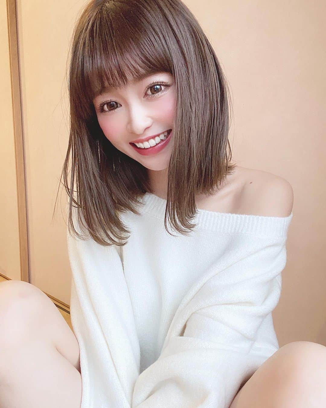 りなてぃさんのインスタグラム写真 - (りなてぃInstagram)「﻿  ﻿ ﻿ 真っ直ぐすぎないストレートがお気に入り♡﻿ ﻿ ﻿ まっすぐなストレートだと﻿ 少しきっちりした印象になると思うんだけど﻿ 少しカールを入れるだけで、柔らかく見える😌💓﻿ ﻿ 実は前髪切ったの✂︎﻿ カラーといい、カットといい、最高😚！！﻿ ☞☞ @kasshi1018 いつもありがとう♡﻿ ﻿ ﻿ 新しい髪色、過去1すきなの！！なのーーーー😚💓﻿ また写真も載せるね📷♡﻿ ﻿ カラーの動画もいっぱい撮ろうと思ってたのに﻿ いつの間にかどんどん時間が経ってしまってた🤦🏻‍♀️﻿ ほんとごめんなさいだ😭💭﻿ ﻿ ﻿ ﻿ #make #makeup #メイク#メイクアップ﻿ #カラコン #ootd #outfit #coordinate﻿ #コスメ好き  #自まつ毛メイク #りなてぃー ﻿ ﻿ ﻿ あー焼き芋食べたい🍠。﻿ 今日はまだまだやること山積み🤦🏻‍♀️﻿ ﻿ 明日コメント返しの時間作るので﻿ たくさん返していくね💓照﻿ ﻿ ﻿ ﻿ ﻿ ﻿ ﻿ ﻿ ﻿」12月17日 19時44分 - rinatea_25