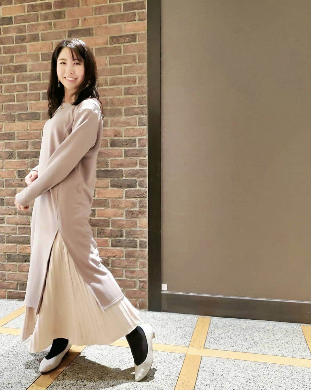 のインスタグラム：「#鬼滅の刃　の映画を観た最初の感想は「強くなりたい...」でした←感情移入しすぎ😂💗  そんな映画館へ行った日のコーデは ワンピース&スカートの重ね着👗 らくちんで可愛い服を選びました♪  ワンピース、肩がちらっと見えてたり 脚にスリット入ってるの🐰 でもカジュアルな要素もあるし 裏起毛であったかい！  ワンピース·ニットスカート　 #kuih @kuih_store  #こやゆりコーデ #kuih #kuihst #クイ#162cmコーデ #コーディネート#ワンピースコーデ #ニットスカート #カジュアルコーデ #大人ファッション #大人可愛い #coordinate#오오티디#데일리룩#코디스타그램 #팔로우 #fashion #fashionblog」