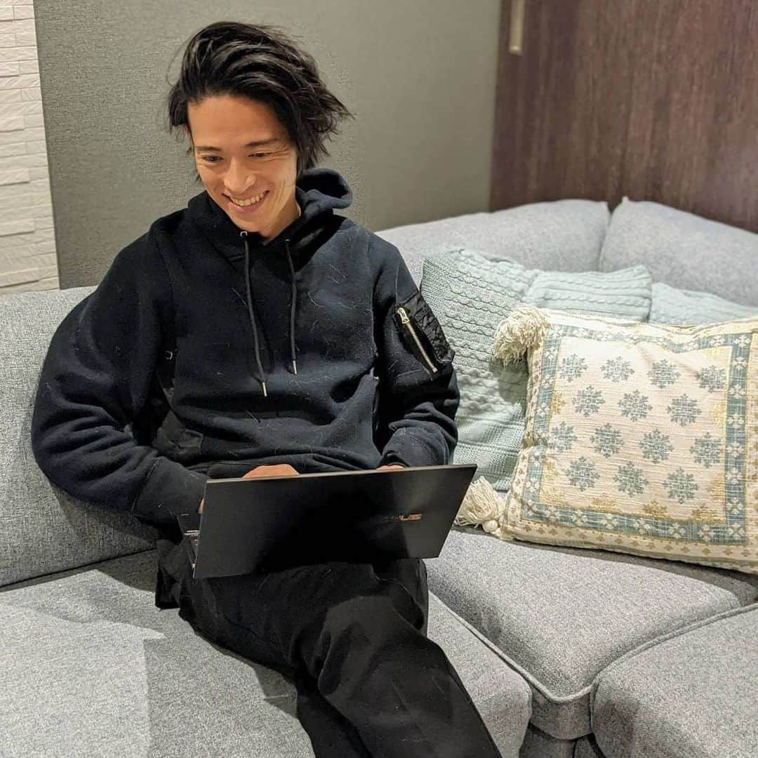 久保裕丈さんのインスタグラム写真 - (久保裕丈Instagram)「以前、公式サイトでインタビューしていただいた、ASUS ZenBook Flip S UX371EAで仕事をしたり、映画を見たりと自宅でも愛用しています。 ムービーを見たり、プライベート用途のときは主にタブレットモードで。ノートPCとは思えないグラフィックと音質の良さなので、これ一台で十分に楽しめます。 仕事では普通のノートPCとして。ASUSの中でも最高クラスのスペックなので、全くストレスはありません。 まだまだ、全然この素晴らしいPC のスペックを使いこなせている気はしていないので、これからガシガシ使って行きたいと思います！ #ASUS #ZenBook #あなたの感性が動き出す #PR」12月17日 19時41分 - hirotakekubo
