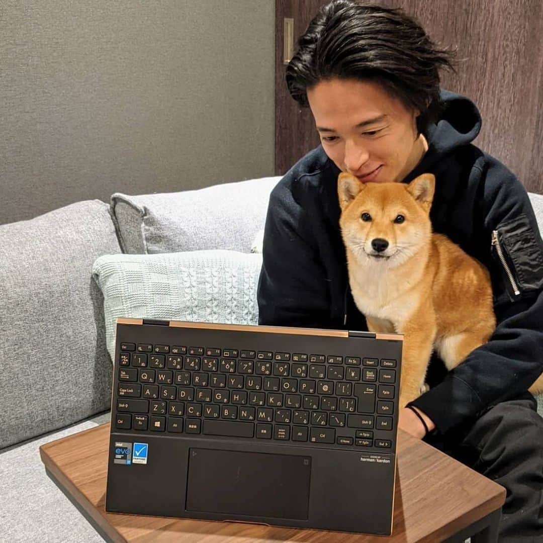 久保裕丈さんのインスタグラム写真 - (久保裕丈Instagram)「以前、公式サイトでインタビューしていただいた、ASUS ZenBook Flip S UX371EAで仕事をしたり、映画を見たりと自宅でも愛用しています。 ムービーを見たり、プライベート用途のときは主にタブレットモードで。ノートPCとは思えないグラフィックと音質の良さなので、これ一台で十分に楽しめます。 仕事では普通のノートPCとして。ASUSの中でも最高クラスのスペックなので、全くストレスはありません。 まだまだ、全然この素晴らしいPC のスペックを使いこなせている気はしていないので、これからガシガシ使って行きたいと思います！ #ASUS #ZenBook #あなたの感性が動き出す #PR」12月17日 19時41分 - hirotakekubo