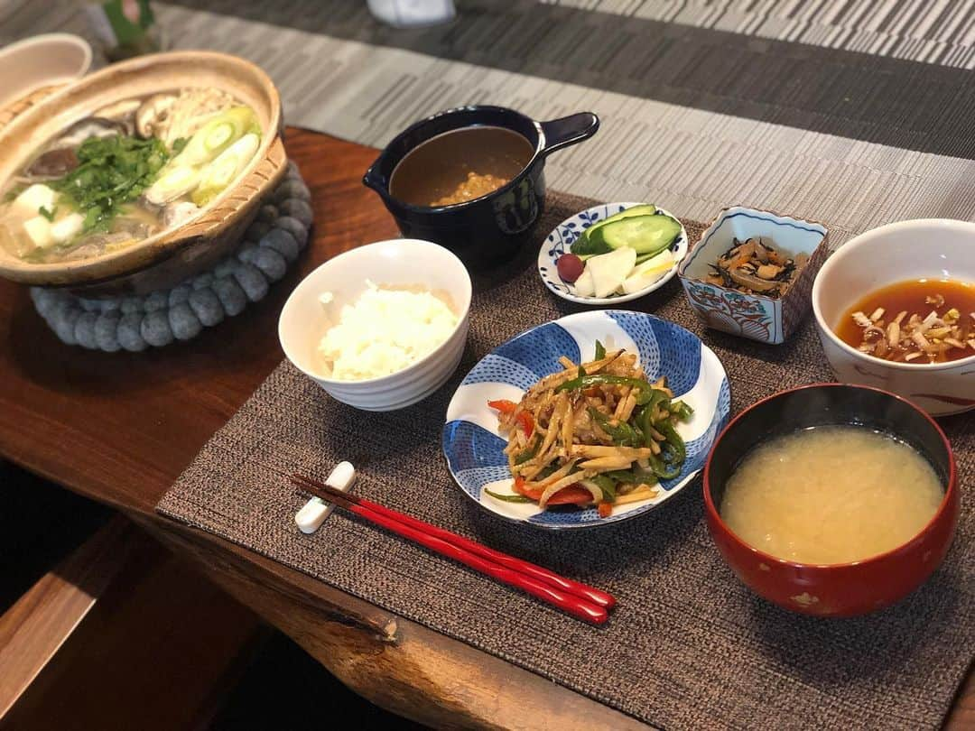 月央和沙さんのインスタグラム写真 - (月央和沙Instagram)「うちの晩ごはん👆🏻 . #青椒肉絲 #湯豆腐 #ひじきの煮物 #納豆 #ぬか漬け #大根のお味噌汁 #褒められると #調子にのるタイプです」12月17日 19時42分 - kazusa_tsukio