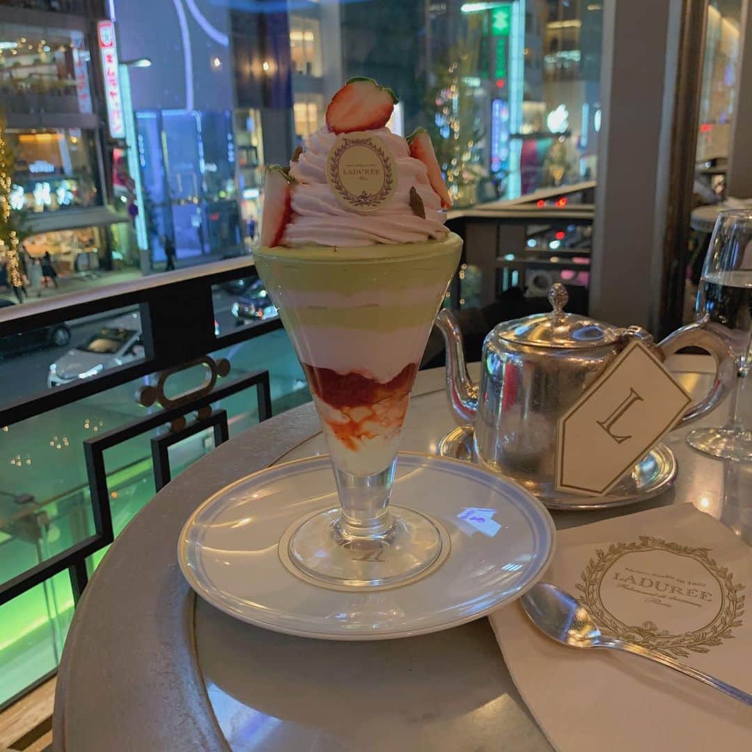 平野友里（ゆり丸）さんのインスタグラム写真 - (平野友里（ゆり丸）Instagram)「🍨  BD前日に食べたちょっと 贅沢なパフェ❤︎うふ  ピスタチオクリームも ストロベリージェラートも 全部おいしくて上品な味🍓❤︎  #ladureecafe  #laduree #ラデュレ  #ラデュレ銀座 #ラデュレカフェ  #パフェ #銀座パフェ #銀座カフェ #カフェ巡り #カフェスタグラム #インスタ映え #ゆり丸カフェ巡り」12月17日 19時45分 - yurimaruchan___