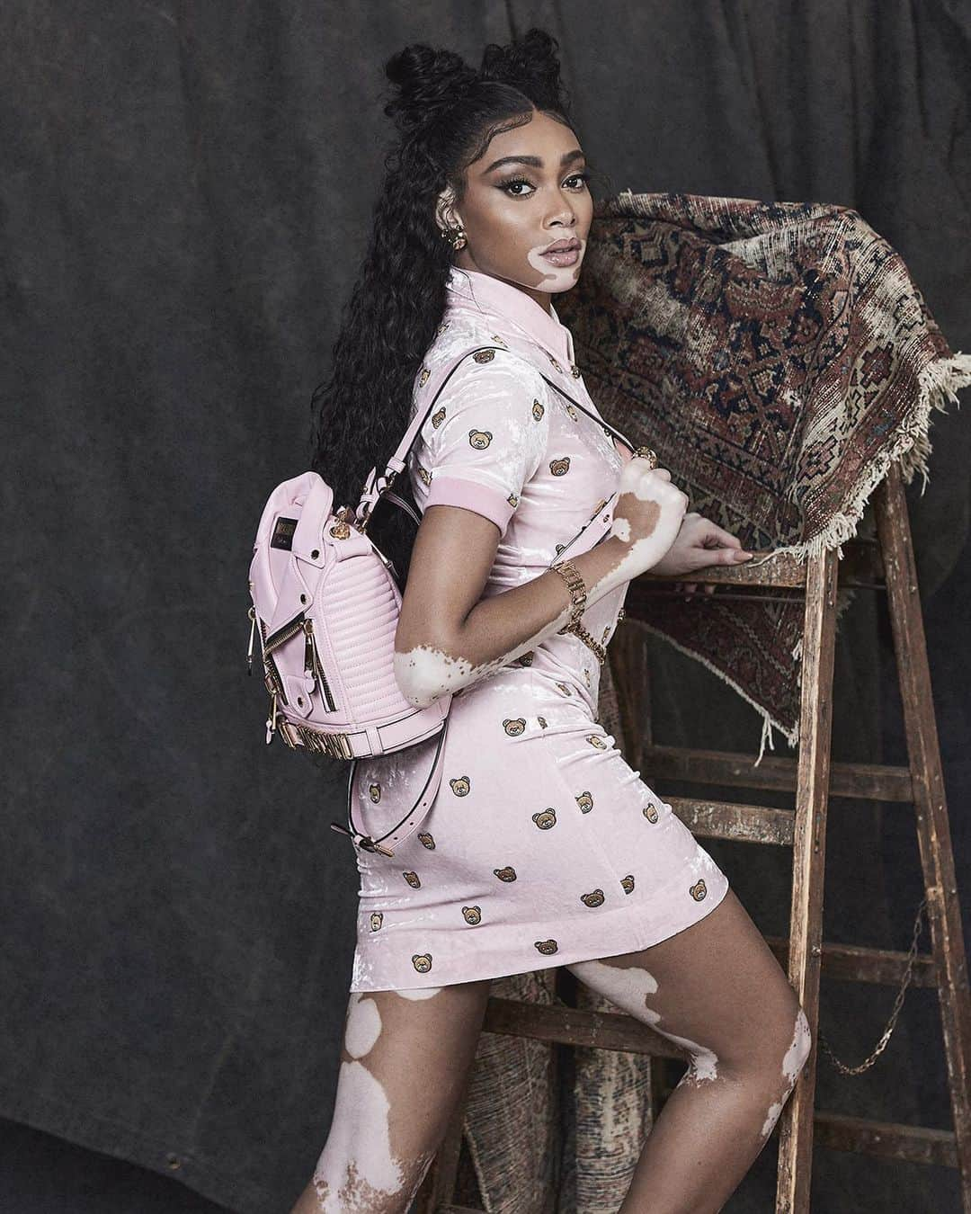 ジェレミー・スコットさんのインスタグラム写真 - (ジェレミー・スコットInstagram)「COZY WIN-TEE !!! @winnieharlow LOOKN COZY AF IN THE MOSCHINO TEDDY EMBODIED VELOUR TRACK SUIT & DRESS 💕🤍💕」12月17日 19時54分 - jeremyscott