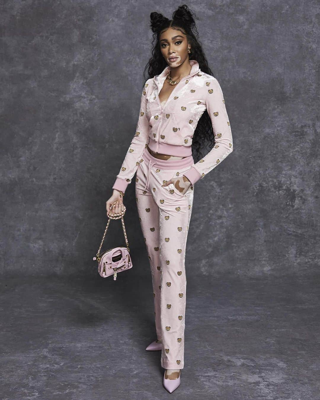 ジェレミー・スコットさんのインスタグラム写真 - (ジェレミー・スコットInstagram)「COZY WIN-TEE !!! @winnieharlow LOOKN COZY AF IN THE MOSCHINO TEDDY EMBODIED VELOUR TRACK SUIT & DRESS 💕🤍💕」12月17日 19時54分 - jeremyscott