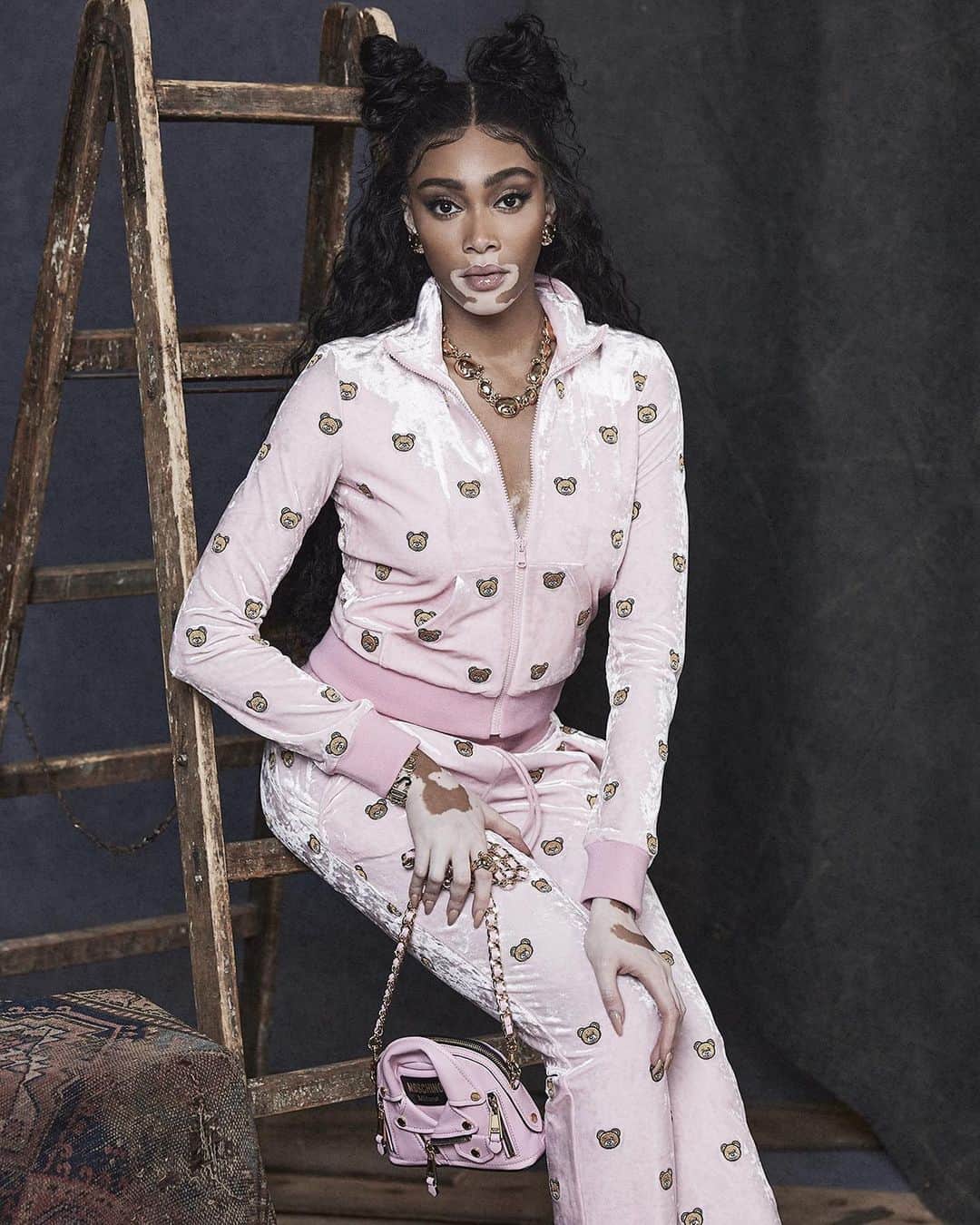 のインスタグラム：「COZY WIN-TEE !!! @winnieharlow LOOKN COZY AF IN THE MOSCHINO TEDDY EMBODIED VELOUR TRACK SUIT & DRESS 💕🤍💕」