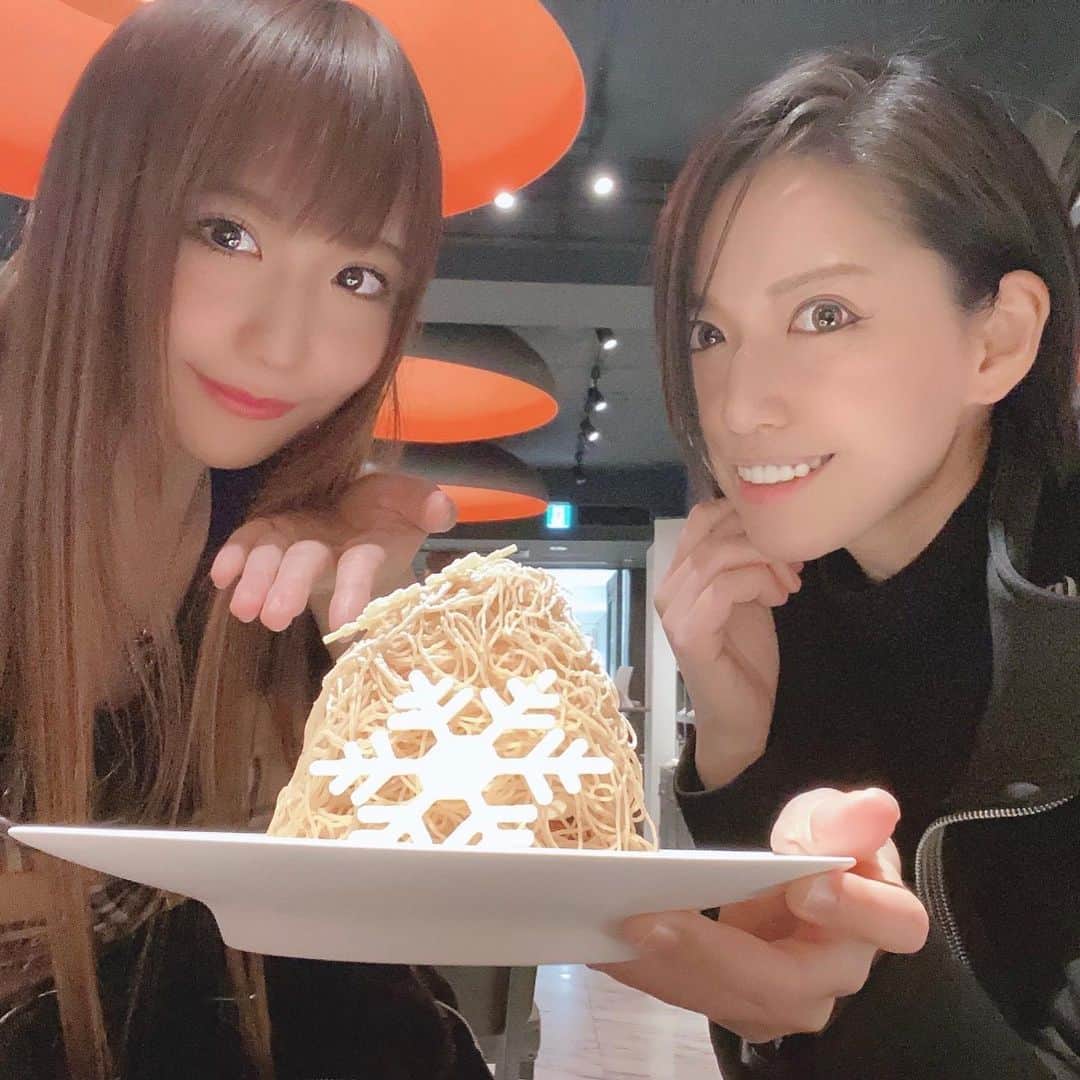 ERYさんのインスタグラム写真 - (ERYInstagram)「ルショコラドゥアッシュの銀座本店で食べられる超人気の特大モンブラン「銀座もんぶりん」、 冬限定バージョンの「冬のもんぶりん」食べに行ってきましたー！！ 実はひっそり食事制限をしていたため発売日から少し出遅れてしまいましたが、やっと一段落したので駆け込みました。 まだ元通りの量食べられないので、黒川さや花に付き合ってもらってシェアでもぐもぐ！ 二人で食べても楽しいサイズ。  目の前で利平栗のペーストを絞って貰える大迫力のエンタメスイーツ、勿論お味も最高。 ノーマルのもんぶりんもこちらも甲乙付け難い美味しさですが、私個人的には冬のもんぶりんの中のピスタチオアイスとフランボワーズの相性が抜群で、さっぱりと甘さのバランスがツボでした。 4枚目が半分にカットした断面。 美しい！！！  作っている所の動画や、もんぶりん以外に食べた冬限定のマカロンやチョコもまた別途投稿しますねー！ #lechocolatdeh  #ルショコラドゥアッシュ #モンブラン #銀座もんぶりん #冬のもんぶりん #ショコラアンバサダー #黒川さや花 #ERY #減量明けのご褒美」12月17日 19時51分 - bass_ery