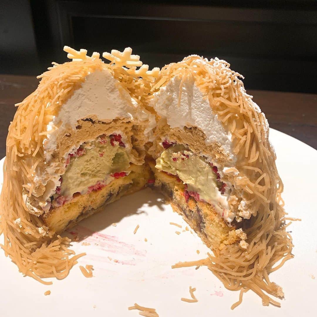 ERYさんのインスタグラム写真 - (ERYInstagram)「ルショコラドゥアッシュの銀座本店で食べられる超人気の特大モンブラン「銀座もんぶりん」、 冬限定バージョンの「冬のもんぶりん」食べに行ってきましたー！！ 実はひっそり食事制限をしていたため発売日から少し出遅れてしまいましたが、やっと一段落したので駆け込みました。 まだ元通りの量食べられないので、黒川さや花に付き合ってもらってシェアでもぐもぐ！ 二人で食べても楽しいサイズ。  目の前で利平栗のペーストを絞って貰える大迫力のエンタメスイーツ、勿論お味も最高。 ノーマルのもんぶりんもこちらも甲乙付け難い美味しさですが、私個人的には冬のもんぶりんの中のピスタチオアイスとフランボワーズの相性が抜群で、さっぱりと甘さのバランスがツボでした。 4枚目が半分にカットした断面。 美しい！！！  作っている所の動画や、もんぶりん以外に食べた冬限定のマカロンやチョコもまた別途投稿しますねー！ #lechocolatdeh  #ルショコラドゥアッシュ #モンブラン #銀座もんぶりん #冬のもんぶりん #ショコラアンバサダー #黒川さや花 #ERY #減量明けのご褒美」12月17日 19時51分 - bass_ery
