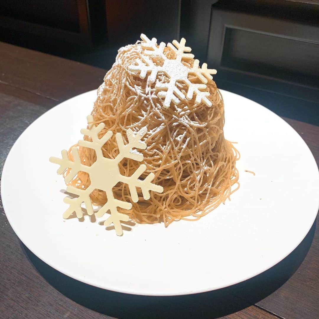 ERYさんのインスタグラム写真 - (ERYInstagram)「ルショコラドゥアッシュの銀座本店で食べられる超人気の特大モンブラン「銀座もんぶりん」、 冬限定バージョンの「冬のもんぶりん」食べに行ってきましたー！！ 実はひっそり食事制限をしていたため発売日から少し出遅れてしまいましたが、やっと一段落したので駆け込みました。 まだ元通りの量食べられないので、黒川さや花に付き合ってもらってシェアでもぐもぐ！ 二人で食べても楽しいサイズ。  目の前で利平栗のペーストを絞って貰える大迫力のエンタメスイーツ、勿論お味も最高。 ノーマルのもんぶりんもこちらも甲乙付け難い美味しさですが、私個人的には冬のもんぶりんの中のピスタチオアイスとフランボワーズの相性が抜群で、さっぱりと甘さのバランスがツボでした。 4枚目が半分にカットした断面。 美しい！！！  作っている所の動画や、もんぶりん以外に食べた冬限定のマカロンやチョコもまた別途投稿しますねー！ #lechocolatdeh  #ルショコラドゥアッシュ #モンブラン #銀座もんぶりん #冬のもんぶりん #ショコラアンバサダー #黒川さや花 #ERY #減量明けのご褒美」12月17日 19時51分 - bass_ery