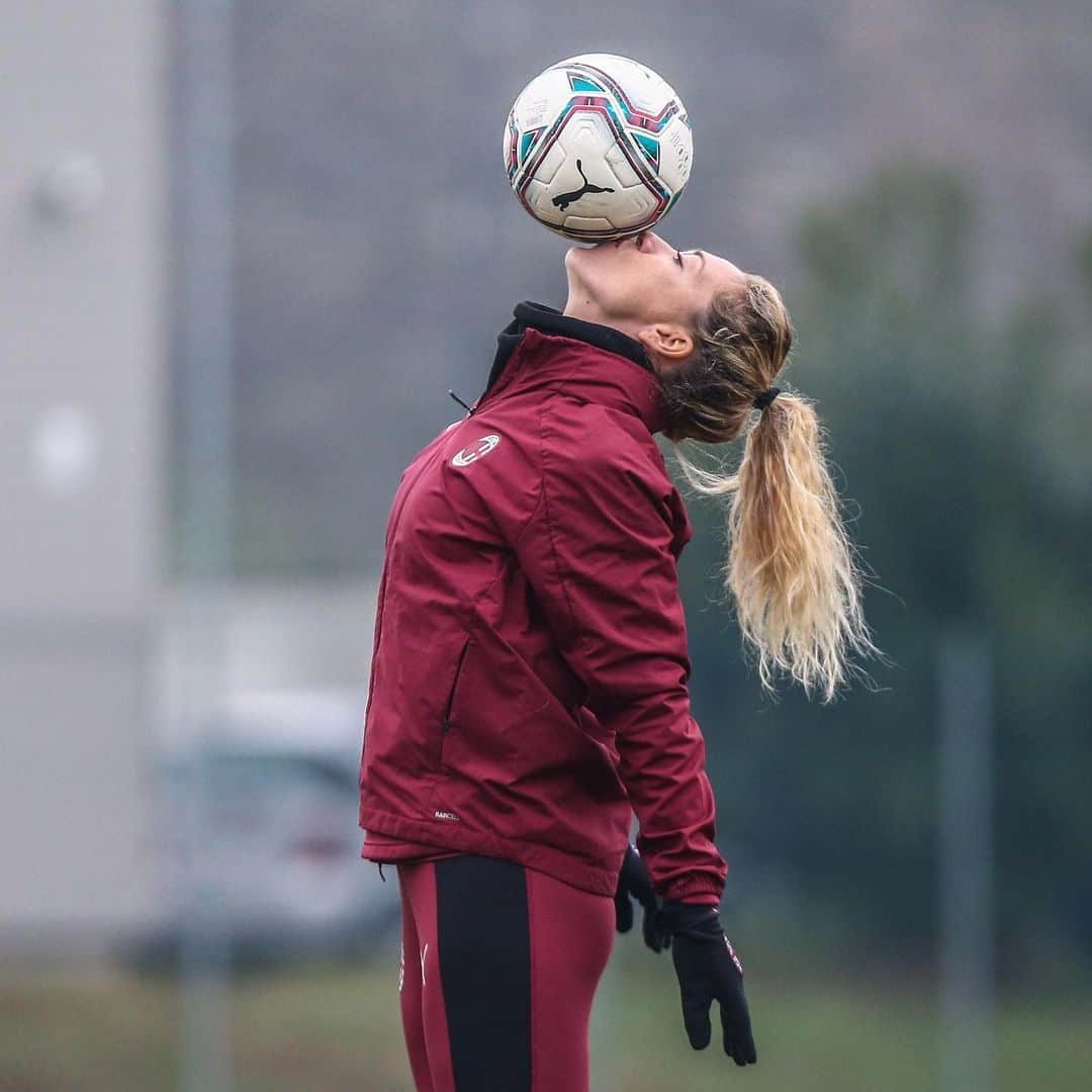 ACミランさんのインスタグラム写真 - (ACミランInstagram)「Making the most of the penultimate session of 2020 💪  And welcoming back @anita_coda, after her loan spell at Cittadella #FollowTheRossonere #SempreMilan」12月17日 20時02分 - acmilan