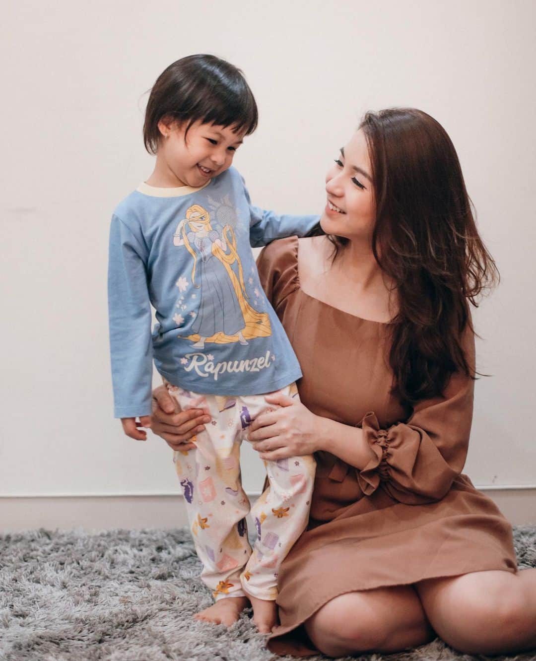 チェルシー・オリビアのインスタグラム：「Para Moms di sini setuju gak sih? Sempetin waktu untuk ngobrol sama anak dan pintar-pintar cari bahan pembicaraan bisa buat anak semakin jujur sama perasaannya. Jadi gak dikit-dikit ngambek tanpa alasan gitu.  Itu sih yang aku rasain ke Nastusha. Salah satu cara yang jadi bahan obrolan aku dan dia biasanya dari baju yang dipakainya. Kebetulan banget hari ini seharian Nastusha lagi pakai Bamboo Cotton Mix & Match Original Disney Princess karakter Rapunzel dari @velvetjunior. Jadilah aku sama dia certain apapun tentang Rapunzel! Bukan cuma itu sih, yang paling penting Bamboo Cotton Mix & Match Velvet Junior ini memang senyaman itu bahannya. Super lembut, dan breathable banget walau dipakai seharian.  1 Set Bamboo Cotton Mix & Match ini terdiri dari 2 pasangan pjamas yang bisa dikombinasikan jadi 4 kombinasi yang seru banget! Berasa pakai baju baru terus deh 😍.  Terbuat dari serat bambu, menjadikan Bamboo Cotton Mix & Match koleksi Velvet Junior ini jadi pilihan terbaik untuk para Moms yang menginginkan produk premium untuk pakaian si Kecil. Anti bakteri, super breathable sehingga tidak mudah lembab dan berbau.  Bersertifikasi keamanan Internasional Standard 100 Class 1 by Oeko-Tex dan SNI. Dijamin 100% aman untuk kulit dan pertumbuhan anak.   Kalian bisa jadi yang pertama mendapatkan Bamboo Cotton Mix & Match Original Disney Princess karakter Rapunzel ini di Velvet Junior Official Tokopedia, lho! Kesempatannya hanya satu jam setiap harinya, dan cuma sampai tanggal 24 Desember 2020. Limited edition banget! #BambooCottonVelvetJunior」