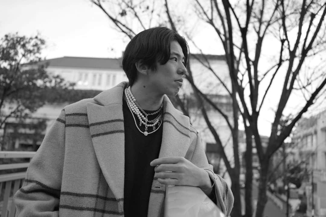 のインスタグラム：「. 漢も胸張ってパールを身にまとおう。  #新興真珠#パールネックレス photo @tommy_tommyy_    @tommy_tommy_photo」