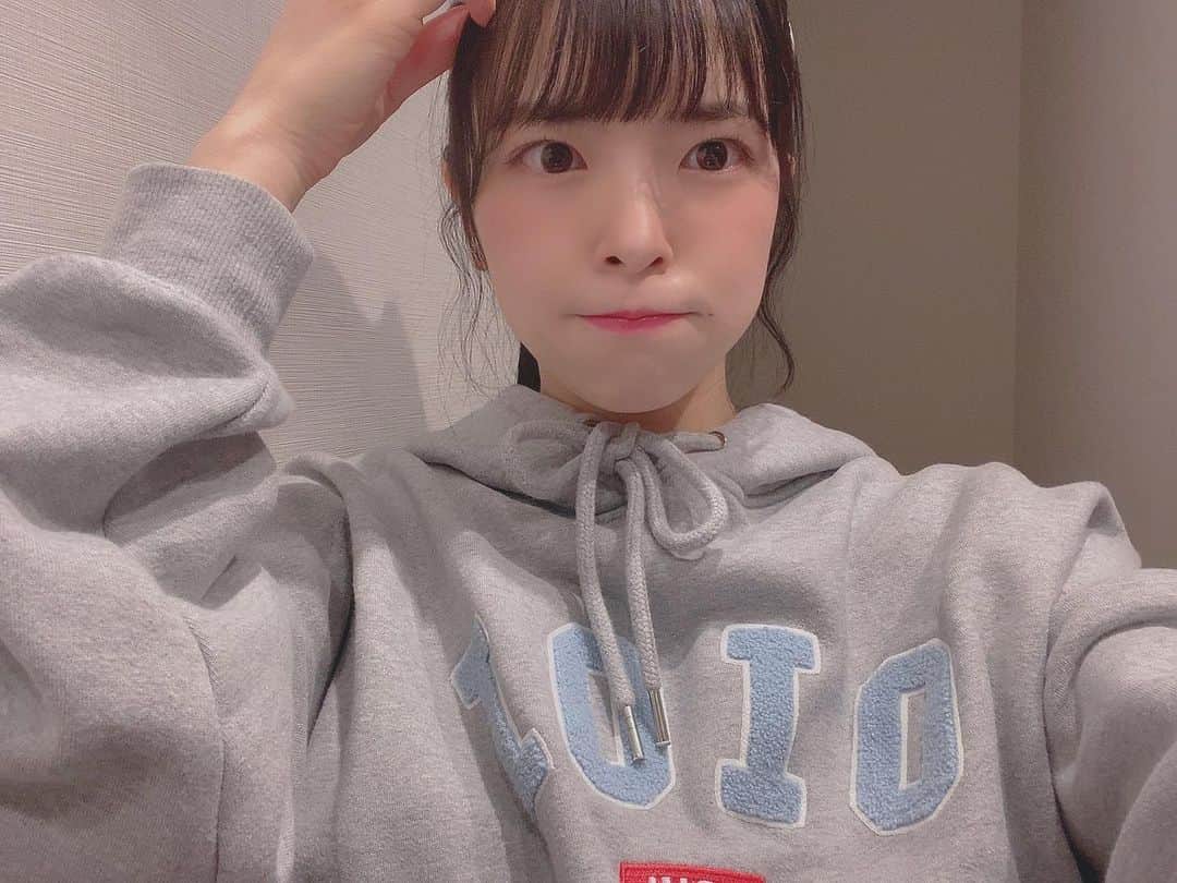 松崎博香のインスタグラム：「. パーカー女子好きですか？💙 顔がまるいのは許して。笑 #오아이오아이 #오아이오아이후드티  #oioi #셀카 #셀스타그램」
