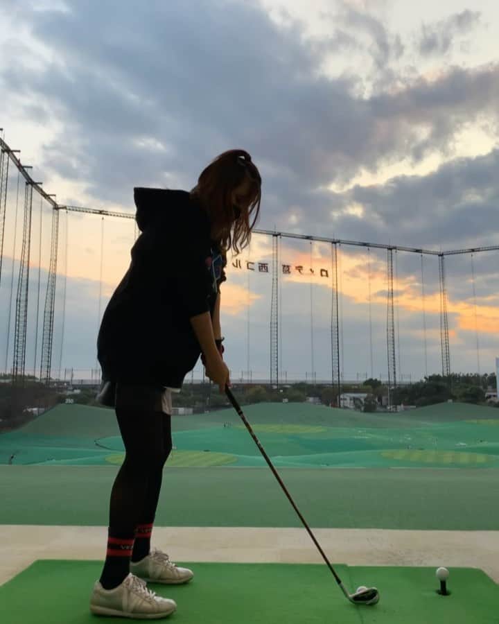 あやごるふのインスタグラム：「滅多にない打ちっぱなし🏌️‍♀️﻿ ﻿ 7i→5U→5w﻿ ﻿ 改善点あったら教えてください🙇‍♀️﻿ ﻿ ﻿ ﻿ ﻿ #golf #golfswing #フィットネス #スポーツ女子  #golfgirls #ロックオンボール #ゴルフ #ゴルフ女子 #ゴルファー #ゴルフ愛 #ゴルフ部 #ゴルフ動画 #ゴルフコーデ #골프 #ゴルフスイング #ごろふ #ping #golflife #ごるふ #골프웨어 #골프스타그램」
