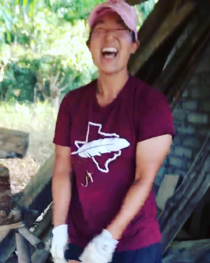 ティファニー・ヨハのインスタグラム：「Boy, they really make you work for those margaritas at @saladitafarmco #OhHay (🎥: @sirensurfadventures) Also, thank you @footjoy for making quality gloves that you can take straight from the links to the farm, talk about handy! 🖐🧤😂」
