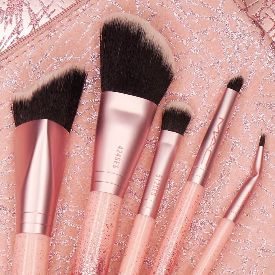 M•A•C Cosmetics Franceさんのインスタグラム写真 - (M•A•C Cosmetics FranceInstagram)「M•A•C - FROSTED FIREWORK 🔥 Retrouvez vos 5 pinceaux essentiels dans le kit Sparkler Starter avec : 🖤 Pinceau 423 : sculptant fond de teint  🖤Pinceau 424 : blush/highlighter 🖤Pinceau 512 : estompeur yeux  🖤Pinceau 513 : sculptant multi-usages  🖤Pinceau 514 : pour les détails   Retrouvez notre guide spécial "Essentiels Pinceaux" sur notre compte ! Dites-nous en commentaire quel guide vous aimeriez-voir ? 😘   Crédit : @macartist_beige #MACCosmetics #MACCosmeticsFrance #MACFrostedFirework #MACHoliday」12月17日 20時00分 - maccosmeticsfrance