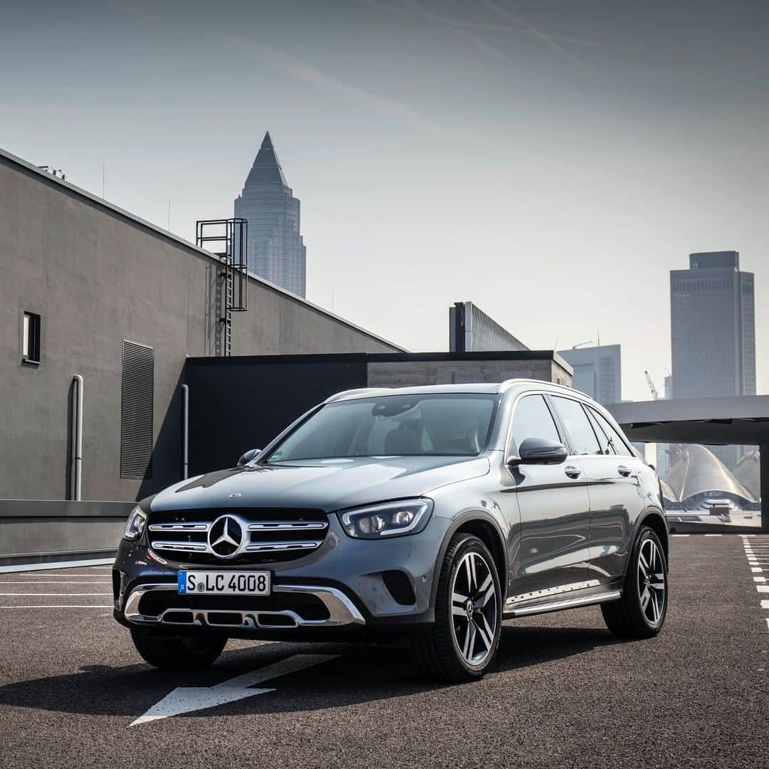 メルセデス・ベンツさんのインスタグラム写真 - (メルセデス・ベンツInstagram)「Outstanding driving characteristics both on and off the road, spaciousness, practicality and comfort. The new Mercedes-Benz GLC.  #MercedesBenz #GLC #Mercedes #Benz」12月17日 20時00分 - mercedesbenz