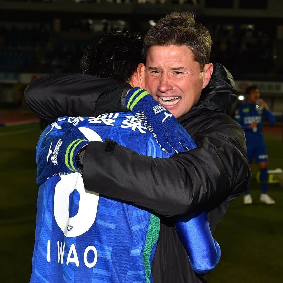 のインスタグラム：「. 監督と主将、涙の抱擁でJ1昇格喜ぶ  📷Photo by J.LEAGUE  #昇格 #おめでとうございます #リカルドロドリゲス #岩尾憲  #徳島ヴォルティス #vortis  #Jリーグ #jleague #j2 #j撮り  #football #サッカーキング #⚽️ #サッカー」