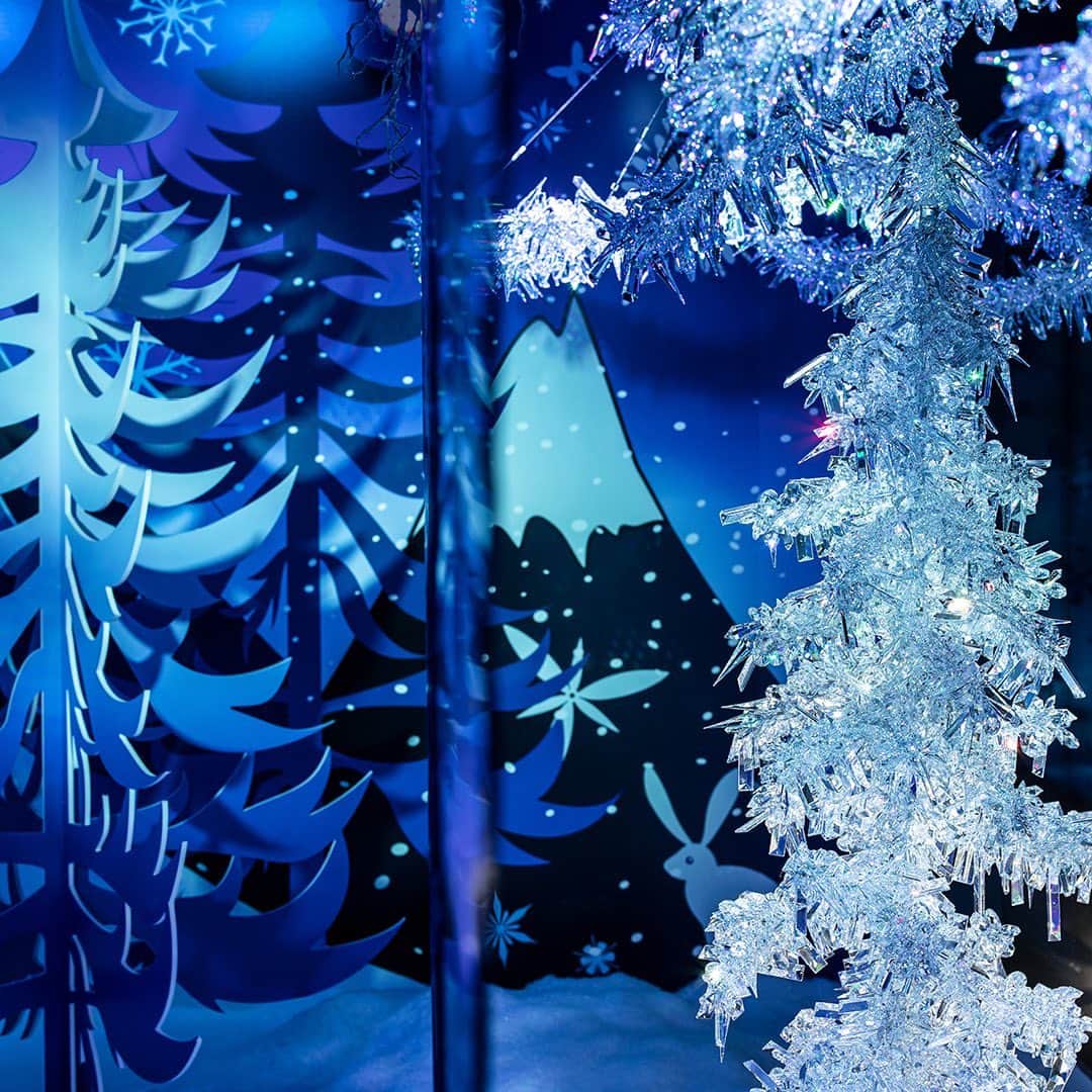 のインスタグラム：「Since it was created, the Silent Light crystal tree has enchanted all those who have seen it. Now, @tordboontje has designed a magical winter wonderland at our Swarovski Kristallwelten Store in Vienna’s city center. #Swarovski」
