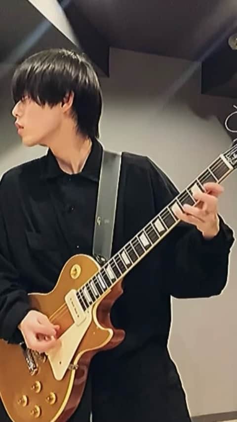 大崎捺希のインスタグラム：「懐かしい曲で最初は楽しく弾いてたけど 案外難しくて頭抱えて練習する事となりました。。 深夜に撮ったので眠そうですが 頑張ったので観てね🤪 #ギター #弾いてみた #アレンジ」
