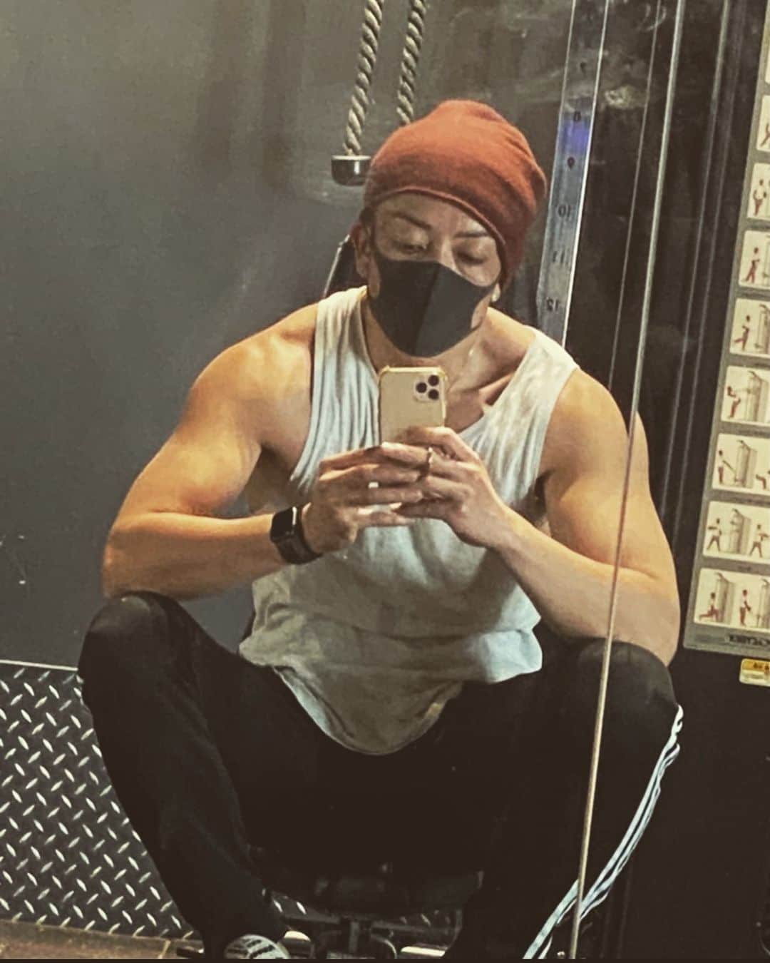 SHU-YAのインスタグラム：「友達と話してて流石にこの状況下で年末どしよっかねていう . どうやら俺はあまり普通の人の年越しをしてこなかったらしい。 . 去年、色々ありどこかで飲んでた様な気もするが記憶無し！ 一昨年、バリ その前、朝青龍に勝ったら1000万円！の内覧でスタジオ その前、LIVE？ . ただ飲んでるのは嫌だw . ちなみに実家は帰省自粛です . うーん… 皆さんどうされます？ . . . #年末年始 #コロナ #トレーニング #workout #美容 #アンチエイジング #gym #筋トレ #健康第一 #健康美  #ボディメイク #老化防止 #筋トレ #モチベーション  #積み重ね #抗酸化作用 #美容効果 #マインド」