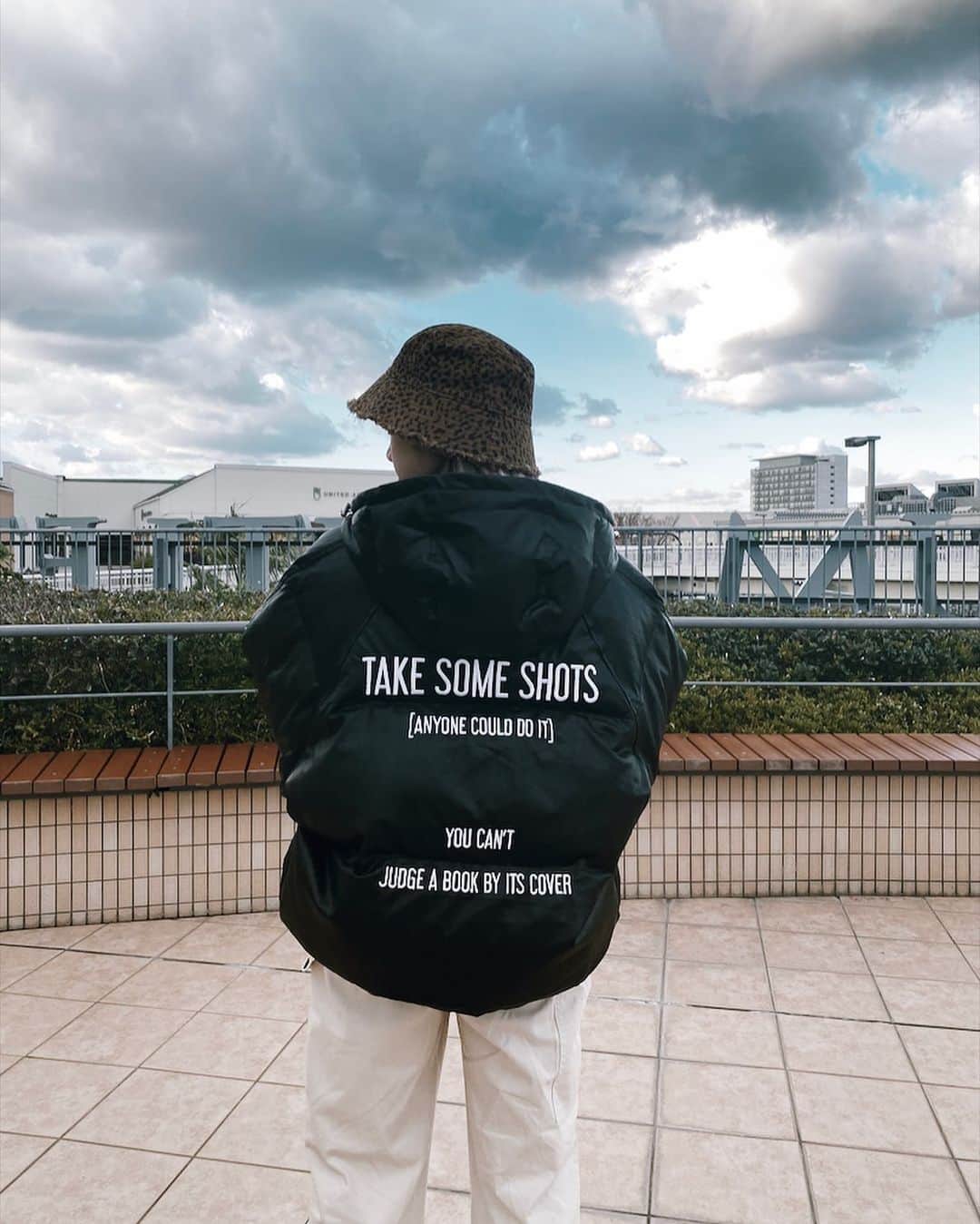 のインスタグラム：「・ ・ このアウター防寒体制MAXでまじで暖かい。。しかも可愛いねん！  12/18に公式ONLINE SHOPがリニューアルオープンするそうです★  【 @rogerandraw 】 プロフィール飛んでみてね✨  #rogerandraw  @rogerandraw」