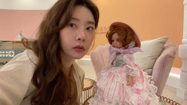 ソジン のインスタグラム：「오늘 나를 사랑한 스파이 마지막 방송날입니다.  세트에 늘 같이있던 인형도  현장에 늘 다정하던 스텝들도 함께한 모든 선배님들도 모든것 하나하나 다 감사합니다♥️ 마지막 스파이 다들 본방사수👏🏼 안녕 두래야.. 많이 배웠어 고마워👋🏼」