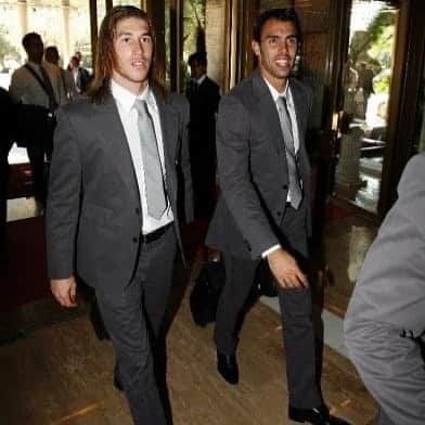ジョルディ・コディーナのインスタグラム：「Hace ya unos añitos... ahora estamos igual, solo q con un poco de barba... 😂😂😂 #tbt @sergioramos」