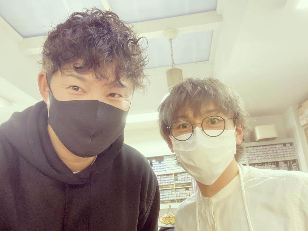 森原康平のインスタグラム：「高校の頃から通っている美容院💇‍♂️ 今年も行くことができました⤴︎  髪型はいつも優しくてお洒落な店長の中本さんにお任せ🙆‍♂️✨  いつもありがとうございます😊  #美容院　#switch  #✂️ #広島　#ヘアースタイル」