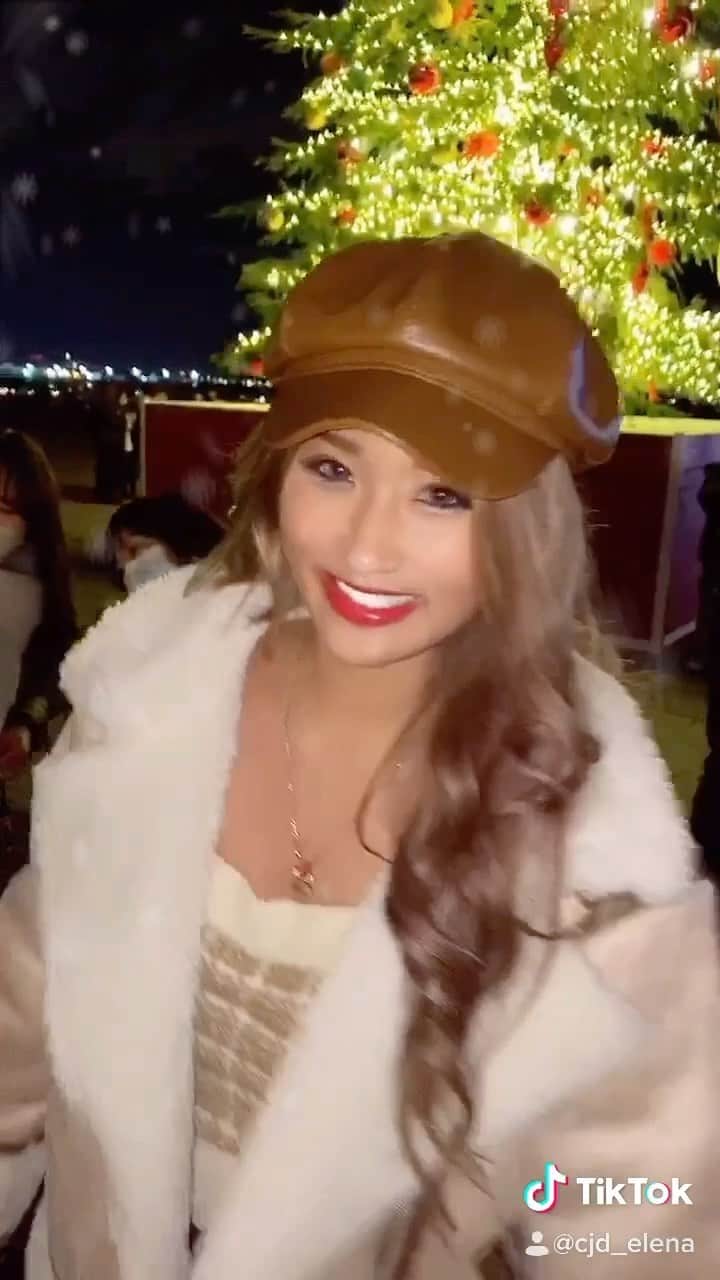 のインスタグラム：「彼女とデート？的な？🎅🎄 . #cjd #cyberjapan #cjd_elena #サイバージャパン #elena #new #reels #赤レンガ倉庫クリスマスマーケット #クリスマスマーケット」