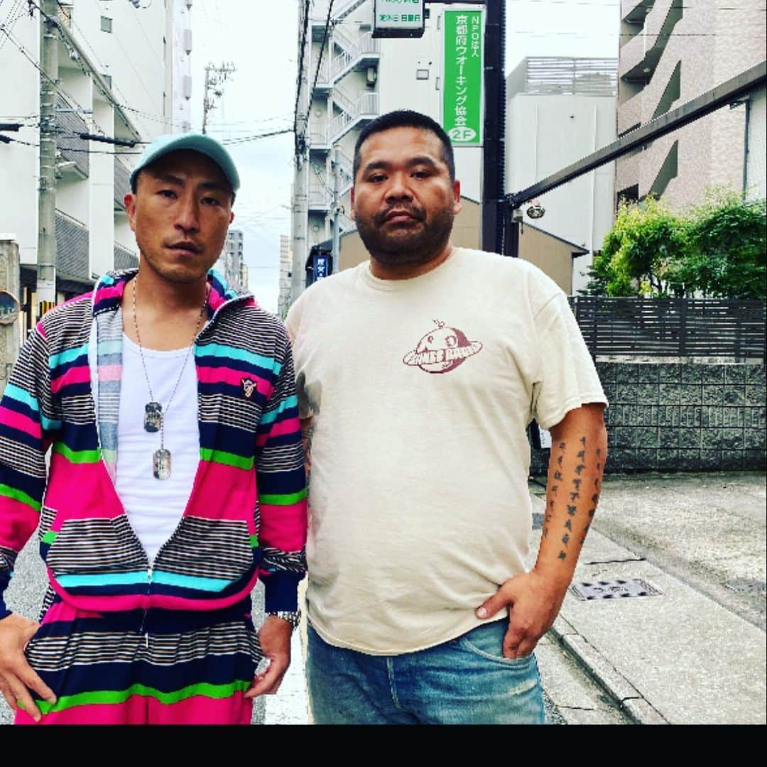 SHINGO★西成のインスタグラム：「かかってこんかい Remix できました。 feat. 漢 a.k.a. GAMI  あと45分後。今夜21時からMV公開。  #漢akaGAMI  #XLII @9sari_group @XLIImusic #SHINGOいきなり #昭和レコード #andsuns  その3時間後 12/18 0:00より配信開始、是非！」