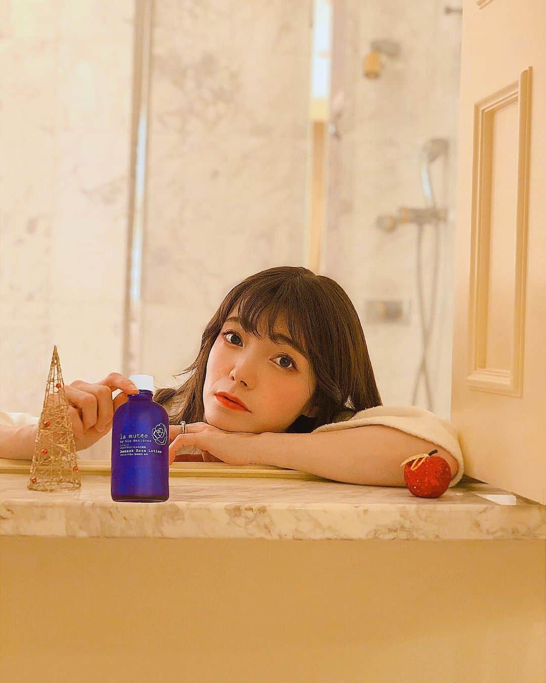 のインスタグラム：「#skincare  ﻿ ﻿ @lamutee_official  のアンバサダーを﻿ 務めさせて頂くことになりました🌹﻿ ﻿ ﻿ lamuteeは﻿ ダマスクスローズを使った女性ホルモンに﻿ 着目した基礎化粧品です🌹✨﻿ ﻿ クレオパトラも愛したバラは﻿ 中世ヨーロッパでは﻿ 『若返りの薬』として貴族の間で﻿ もてはやされてたほどの効果🌹👗﻿ ﻿ 『ボケたくなければバラの香りをかぎなさい』﻿ って本があるくらい﻿ 女性ホルモンに作用するのです🌹👏﻿ ﻿ ﻿ 今日は化粧水と美容液のテクスチャーを動画にしました😚💓﻿ 使用中もバラの香りが心地よいです🙆‍♀️🌹﻿ ﻿ ﻿ 詳しくは﻿ @lamutee_official  へ🌹❤️﻿ ﻿ ﻿ ﻿ #lamutee#ラミューテ#スキンケア紹介 #ダマスクスローズ#基礎化粧品#女性ホルモンバランス」