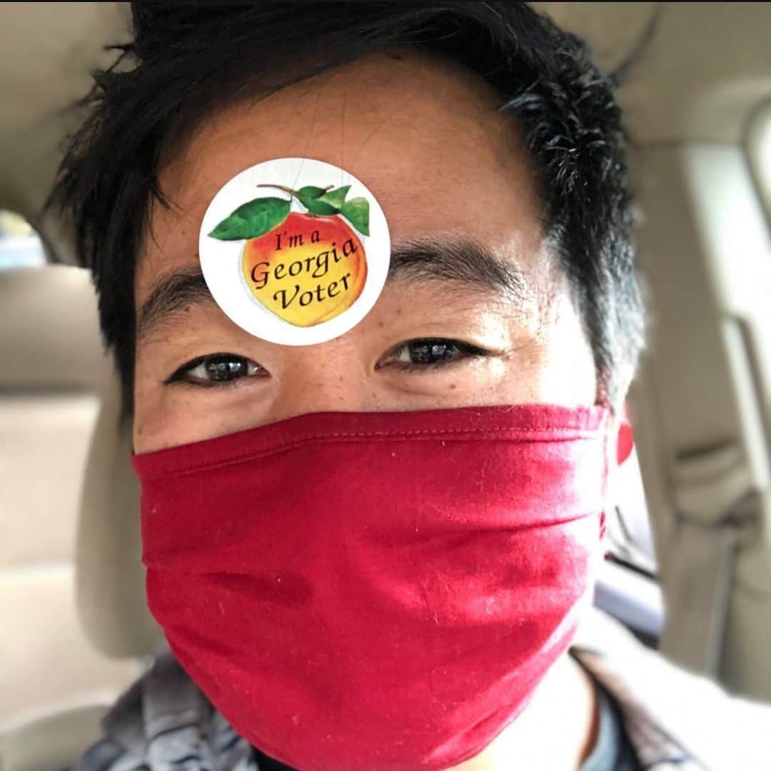 Kishi Bashiさんのインスタグラム写真 - (Kishi BashiInstagram)「Georgians! Early voting for the senate runoffs is open daily! A top priority for me recently is helping improve the lives of marginalized communities, so I voted for @jonossoff @raphaelwarnock. I’ve never really thought my vote counted in the Deep South until this year 😊」12月18日 1時51分 - kishi_bashi