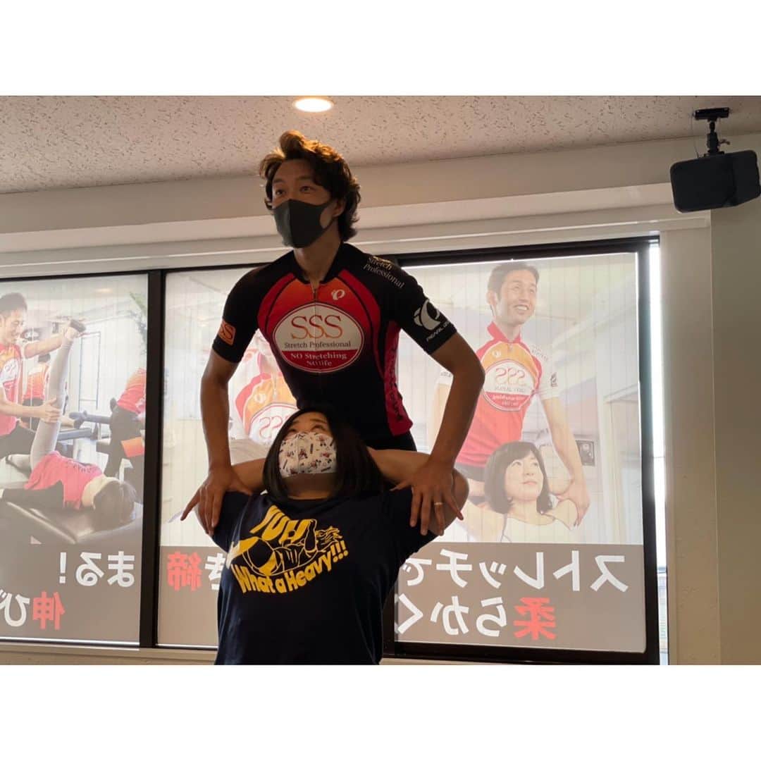 優宇さんのインスタグラム写真 - (優宇Instagram)「_ 先日 @sssurayasu でフリーダイビング日本代表の @natsumi.na2mi.m さんとご一緒させて頂きました🇯🇵 笑顔が素敵で施術中もお隣で楽しませて頂きました🤫今週末は大会があるそうで、ガイコツくんが着てるのは週末の大会で着用するコスチュームだそうです😆なつみさん頑張ってください！応援してます！ . 治療の他に始めたストレッチ。自分の身体に合ってる...というかストレッチって誰の身体にも必ず大切なんだなあって！トレーニングには向き合ってきたけど恥ずかしながらコンディショニングの部分は今考えると少し怠っていた...のかもしれない。怪我を治すことは勿論だけど、怪我をしにくい身体を作っていくのも今わたしにできることでありするべきこと！セルフストレッチもかかさないです🐻‍❄️🌷 #欠場中 #ストレス #コンディショニング #wrestling #freediving」12月18日 1時45分 - yuustagram719