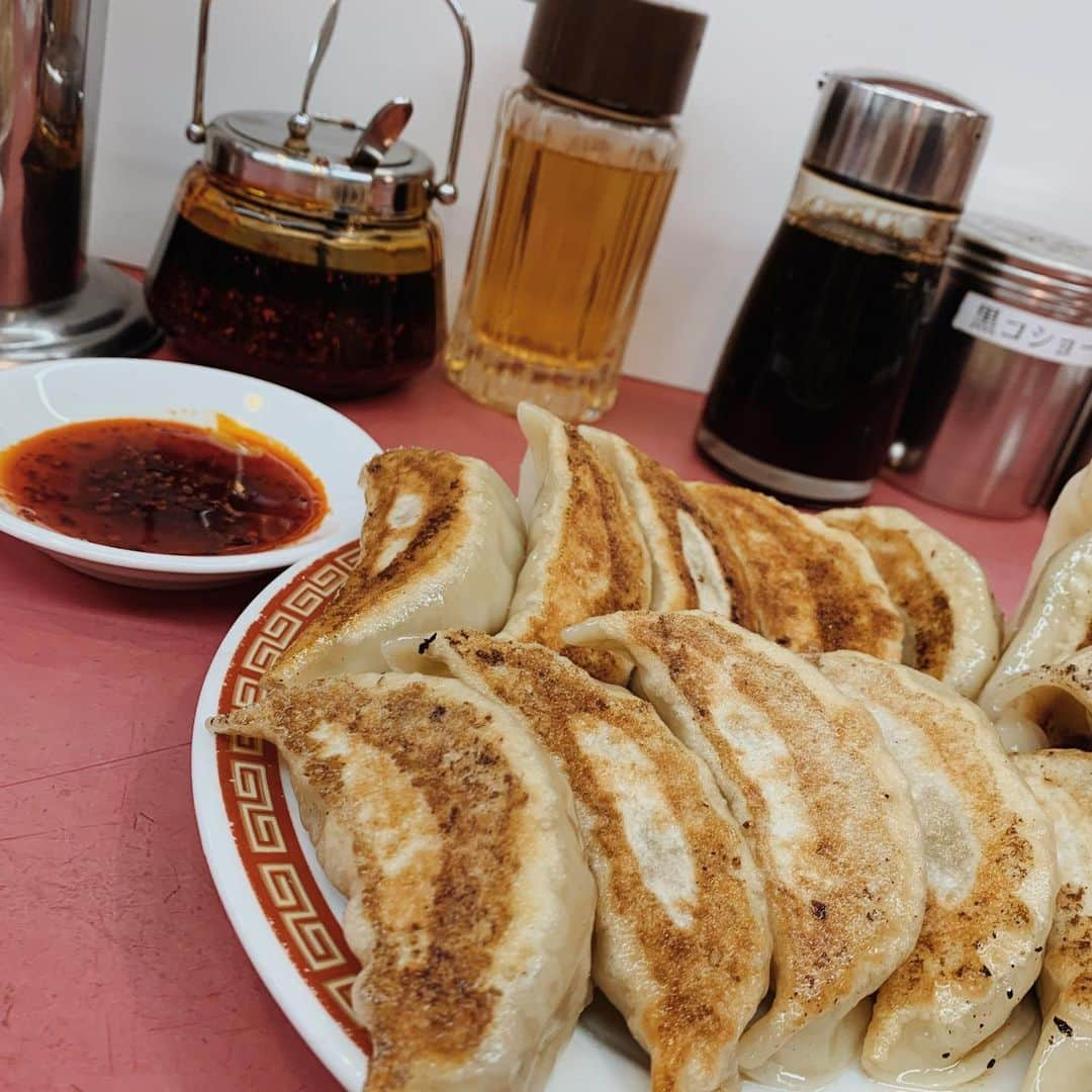 やまもものインスタグラム：「🍚﻿ ﻿ ﻿ 前に食べた餃子が美味しかったので﻿ 唐突な飯テロです﻿ ﻿ 餃子って本当に美味しいなんでこんなに美味しいの？？？にんにくが入っていれば入っているほど美味しいよね餃子﻿ ﻿ わたしゃにんにくが大好きです﻿ ﻿ 最近はあまり人に会わないので心置き無くにんにくが食べれます﻿ ﻿ 可愛げがないお話をしてしまいましたね﻿ ﻿ フラワーフラワー﻿ ﻿ お花の話題を持ち出して可愛さUP大作戦﻿ ﻿ 今日もお疲れ様みんなゆっくり休んでね！﻿ ﻿ 今夜も動画あげるじょ〜じょ〜JO〜！！﻿ ﻿ ﻿ #餃子﻿ #飯テロ﻿ #最高﻿ #自分の投稿見て飯テロくらった﻿ #髪の毛乾かすのめんどくさい﻿ #ちょびっとはらたつのりな事があったので﻿ #こんな時間やけどハーゲンダッツ食べる﻿ #自分の機嫌は自分でとる﻿ #そうやって生きていく﻿ #編集がんばる﻿ #みんなもいろいろふぁいてぃん！﻿ #一緒にがんばろ！」