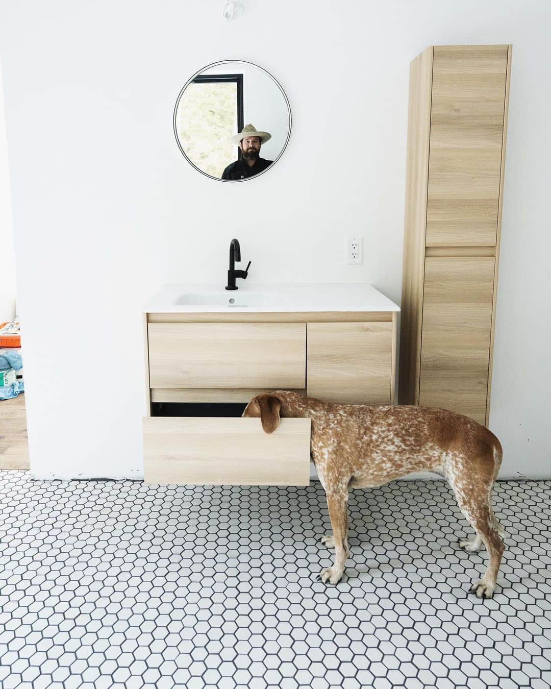 マディさんのインスタグラム写真 - (マディInstagram)「Making good house progress! Got the all the lovely floor tile and grout down (phew), vanities all set, and now just waiting on the plumber to come my way next week! ⁣ ⁣ My last house I didn’t do much bathroom storage but this time around I’m thinking this setup is gonna be good ✨⁣ ⁣ And you know going without indoor plumbing for 6 months is sure gonna make it sweeter」12月18日 1時46分 - thiswildidea